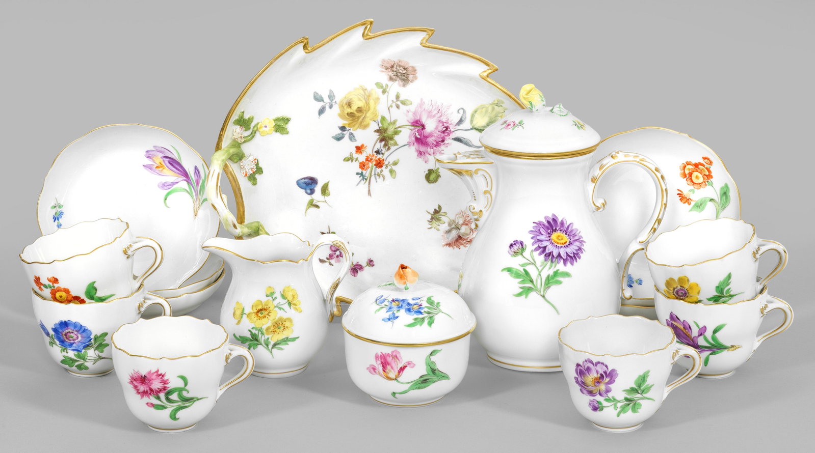 Mokkaservice mit Dekor "Deutsche Blume": für 6 Personen. 9-tlg.; Form "Neuer Ausschnitt". Mokkakanne, Milchkännchen, Zuckerdose, 6 Mokkatassen mit Untertassen. Beigabe: Meissen-Blattschale, Mitte 18. Jh. Auf der Wandung und im Spiegel Blü