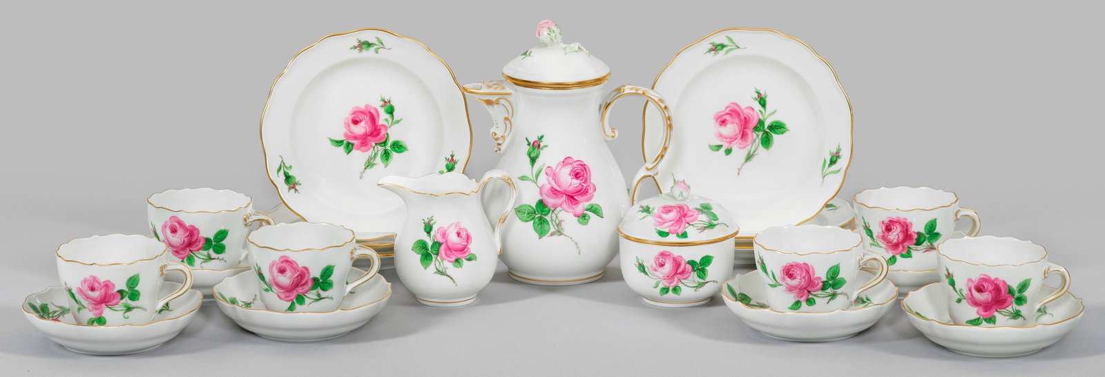 Mokkaservice mit Dekor "Rote Rose": für 6 Personen. 15-tlg.; Form "Neuer Ausschnitt". Mokkakanne, Milchkännchen, Zuckerdose, 6 Mokkatassen mit Untertassen, 6 Kuchenteller. Im Spiegel und auf der Fahne Dekor aus blühenden und knospend