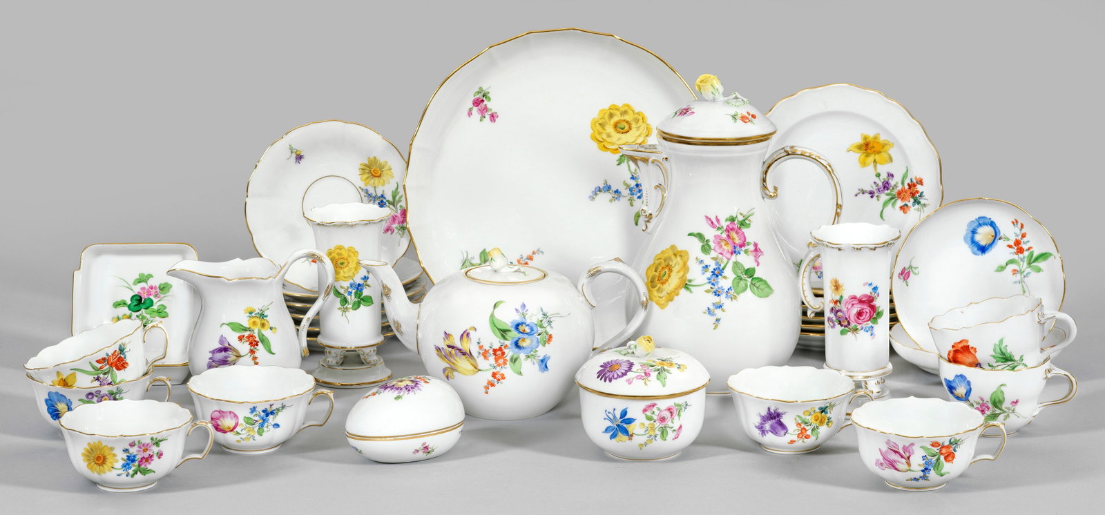 Tee- und Kaffeeteilservice mit Dekor "Deutsche Blume": Teeservice für 6 Personen. 24-tlg.; Teekanne, großer Sahnegießer, Zuckerdose, 6 Teetassen mit Untertassen, 7 Dessertteller. Kaffeekanne, 2 Kaffeetassen mit Untertassen, 2 Füßchenvasen (eine davon