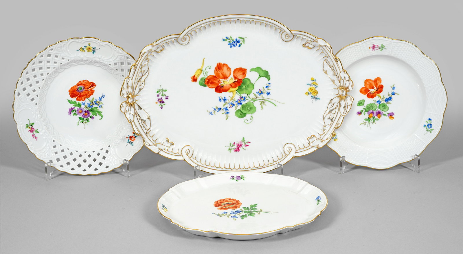 Zwei Teller und zwei Tabletts mit Blumendekor (1 of 1)