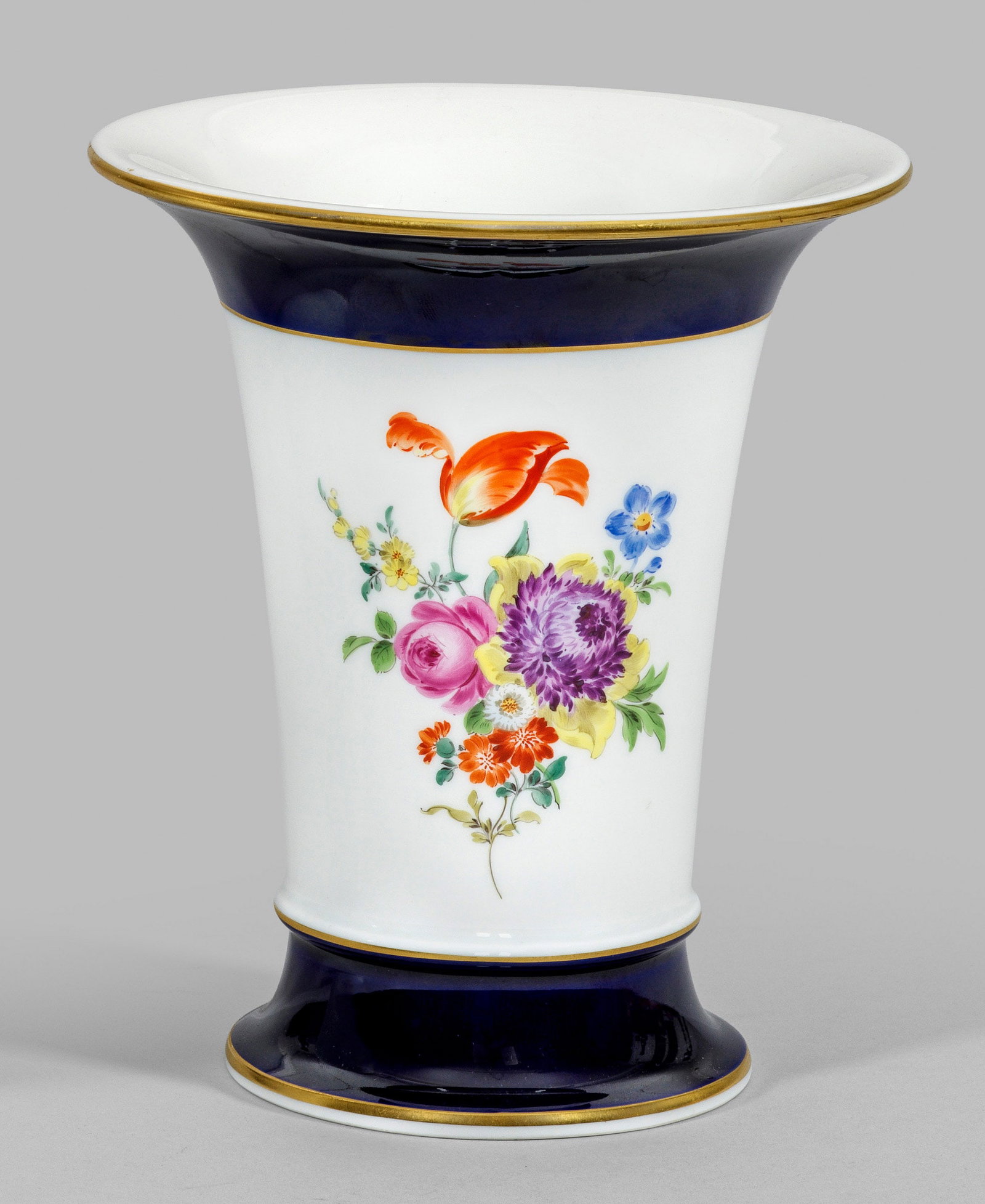 Kratervase mit Dekor "Deutsche Blume": Rundstand mit trichterförmig sich weitendem Korpus in ausschwingender Mündung endend. Ober- und unterhalb breiter, kobaltblauer Fondstreifen. Schauseitiges Blumengebinde mit rücks. Blütenzweigen i