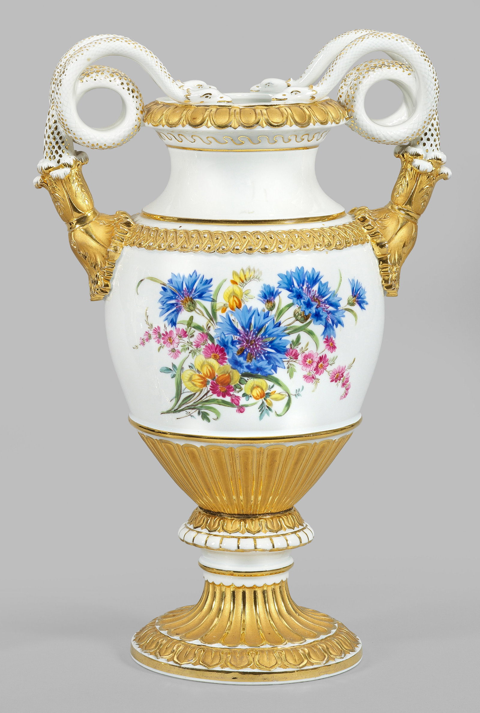 Große Schlangenhenkelvase mit Blumendekor: Auf rundem Fuß amphorenförmiger Korpus, umzogen von vergoldeten, reliefierten Ornamentbordüren. Seitlich aus plastischem Akanthusblattansatz aufsteigende Henkel in Gestalt von spiralförmig eingero