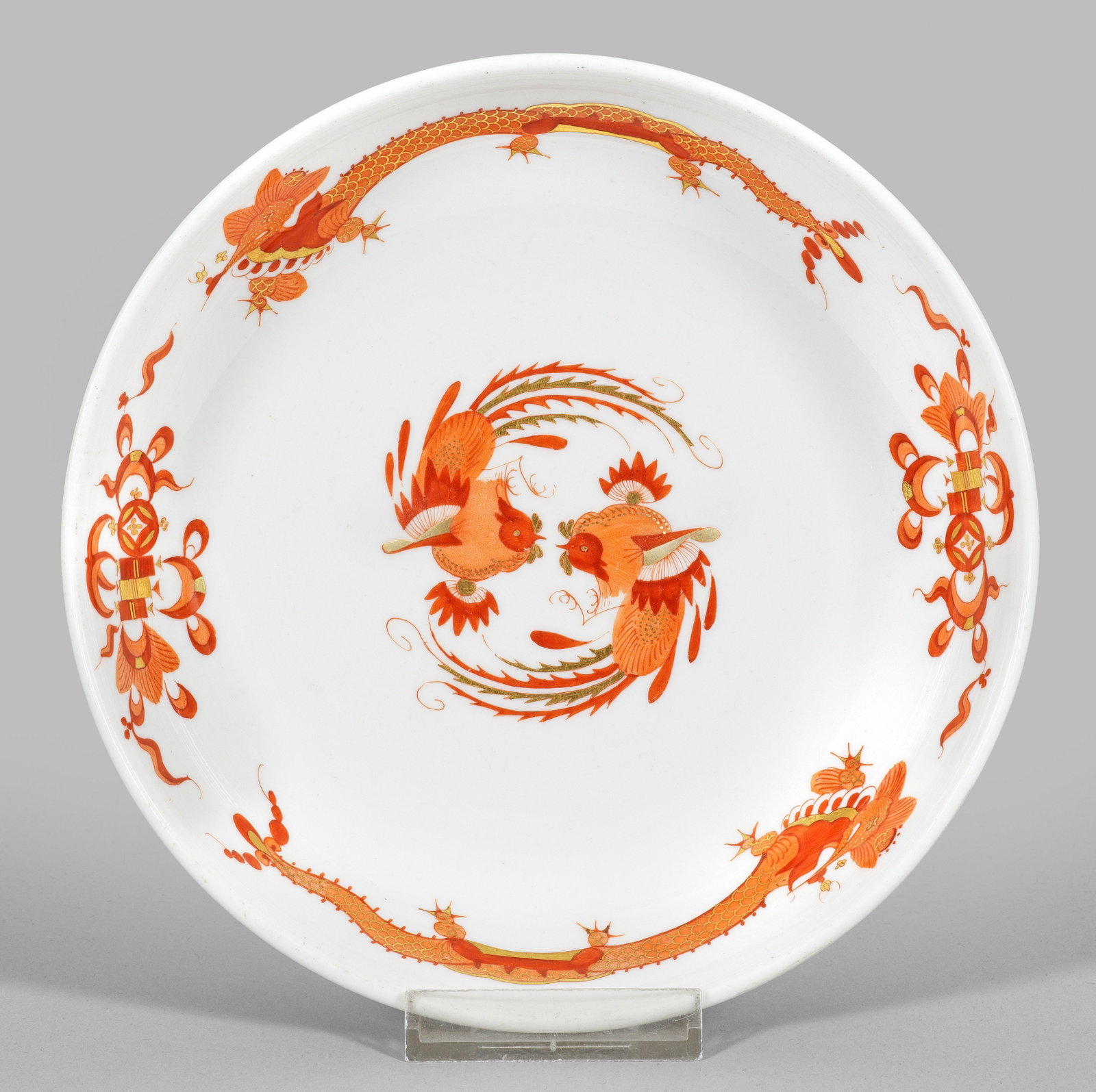 Schale mit Dekor "Roter Drache": aus der königlichen Hofwirtschaft Runde, vertiefte Form. Umlaufend der Wandung langgestreckter, chinesischer Drache im Wechsel mit buddhistischen Symbolen der sog. "Acht Kostbarkeiten". Im Spiegel zw
