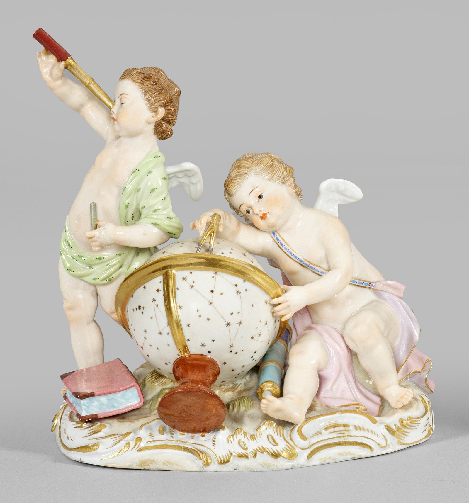 Figurengruppe als Allegorie der Astronomie: Auf Rocaillesockel mit wissenschaftlichen Instrumenten sitzende und stehende Amorette beim Vermessen eines Globus bzw. mit Teleskop gen Himmel blickend. Polychrome Malerei mit Goldstaffage. Entw. Joha