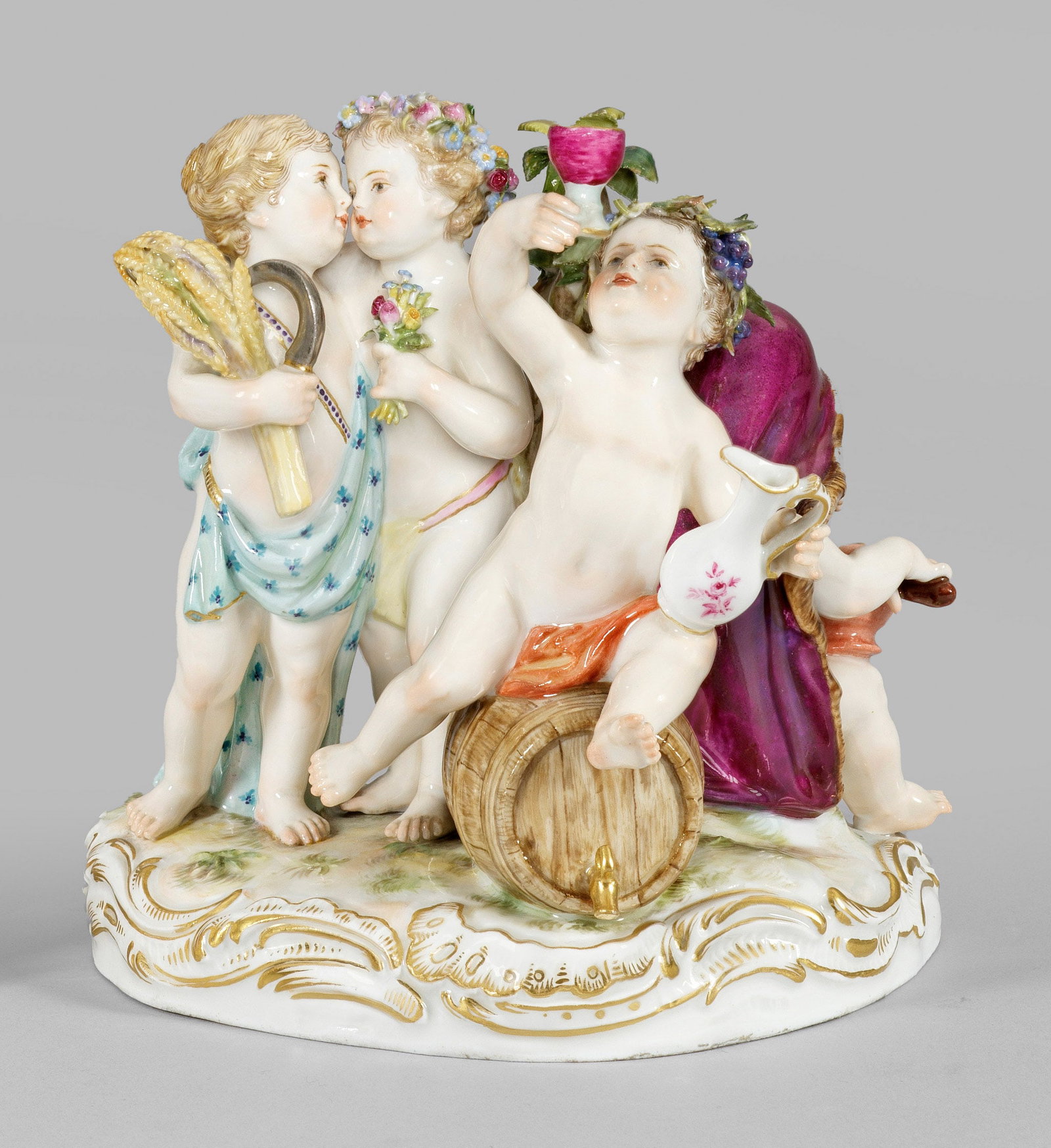 Amorettengruppe als Allegorie der vier Jahreszeiten: Über rocaillereliefiertem Sockel neben einem Laubbaum komponierte Gruppe von Amoretten mit Blumen, Ährenbündel und Sichel sowie mit Weinkanne und Pokal auf einem Weinfass bzw. mit Pelzmantel vor lo