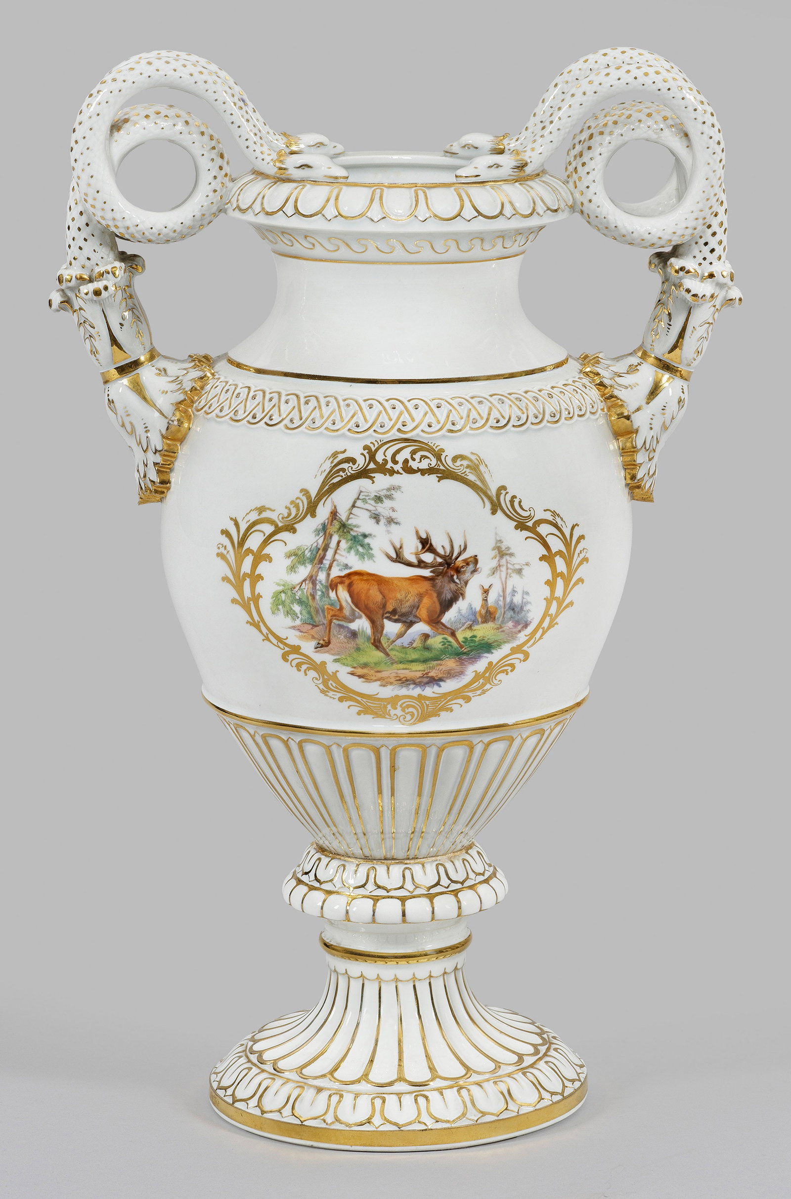 Meissen Schlangenhenkelvase mit Wildtierdekor: Auf rundem Fuß amphorenförmiger Korpus, umzogen von reliefierten Ornamentbordüren. Seitlich aus plastischem Akanthusblattansatz aufsteigende Henkel in Gestalt von spiralförmig eingerollten Schlang