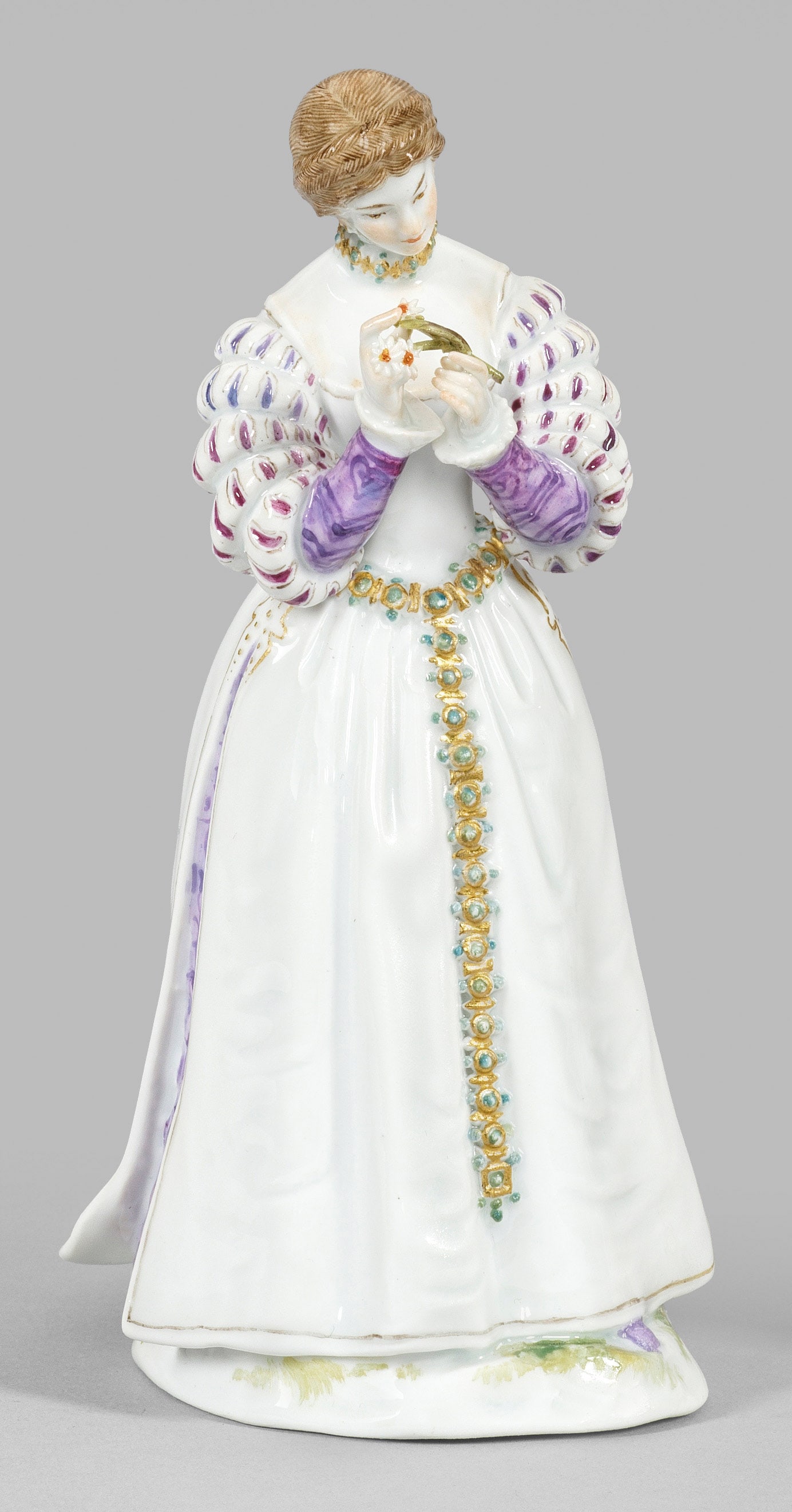 "Fiorinetta" aus der Italienischen Komödie: Auf einem Natursockel stehende, festlich gekleidete junge Dame in edlem Kostüm der Renaissance, einen Blumenzweig in den Händen haltend. Polychrome Malerei mit Gold. Entw. August Ringler. Modell-Nr.
