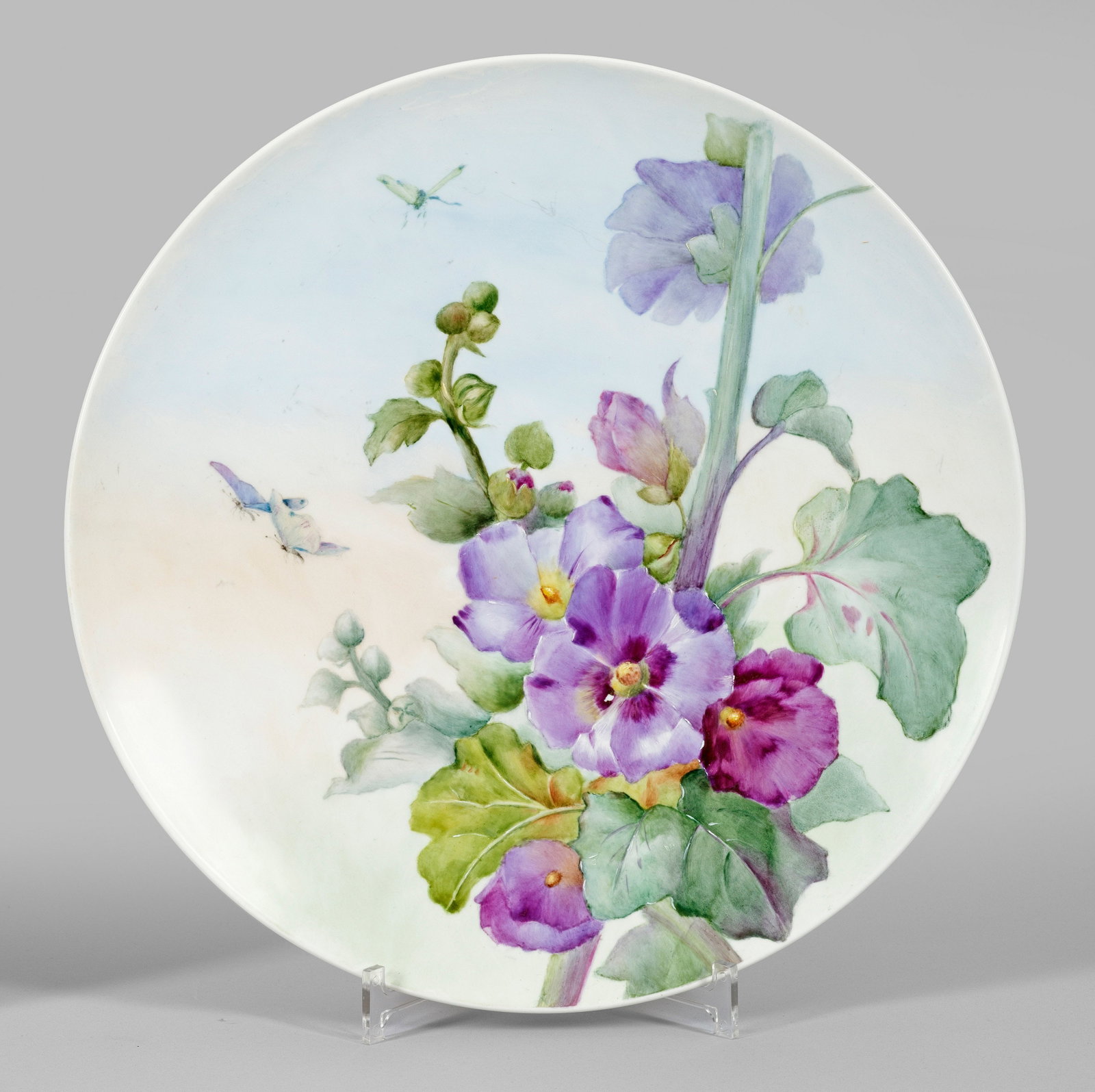 Großer Wandteller mit weichem Blumendekor: Runde, leicht vertiefte Form. Im Spiegel großflächig angelegtes, impressionistisch anmutendes Arrangement aus Steckrosen in polychromer, teilw. weiß gehöhter weichtoniger Malerei mit zartem Farbve