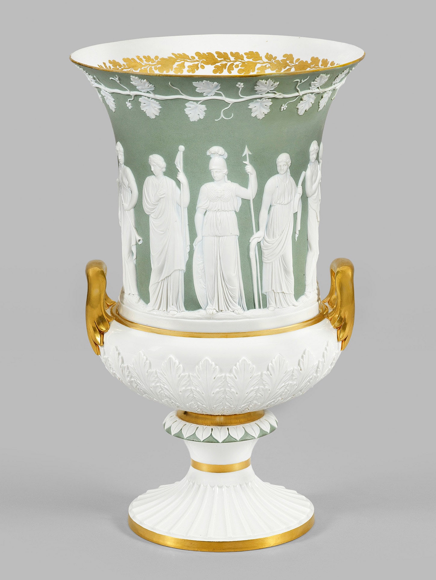 Klassizistische Meissen Kratervase mit Wedgwood-Reliefdekor: Biskuitporzellan, teilw. glasiert. Über hochgezogenem, kanneliertem und mehrfach gegliedertem Rundfuß gedrückt bauchiger Korpus mit Akanthusrelief. Der abgesetzte, zylinderförmige Hals in weit aus