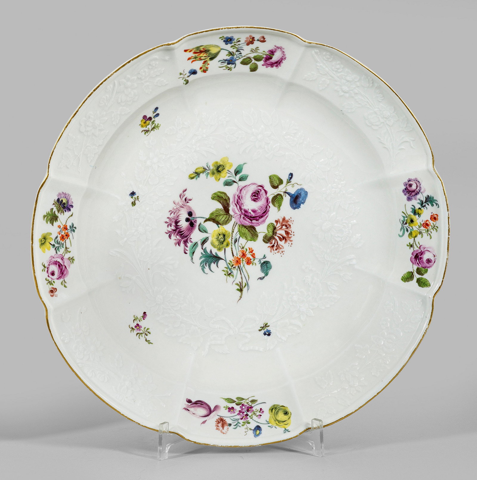 Große Anbietschale mit Blumendekor: Im leicht vertieften Spiegel Blütengebinde, umlaufend auf der Wandung alternierende Blumen. Reliefdekor "Gotzkowsky". Polychrome Malerei mit Goldstaffage. Schwertermarke. D. 36,5 cm. A porcelain serv