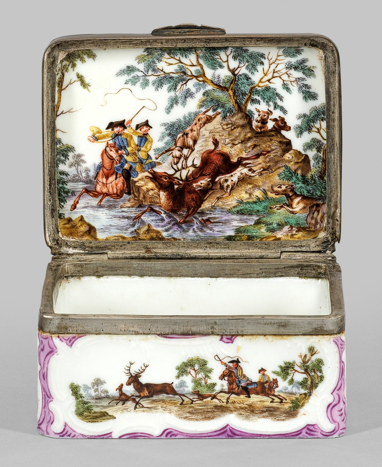 Jagdliche Meissen-Tabatiere: Porzellan. Rechteckige Form mit passig aufgewölbtem Scharnierdeckel. Allseitig der Wandungen, auf dem Boden und auf Außen- und Innendeckel verschiedene flächendeckende, von purpurfarbenen Reliefroc