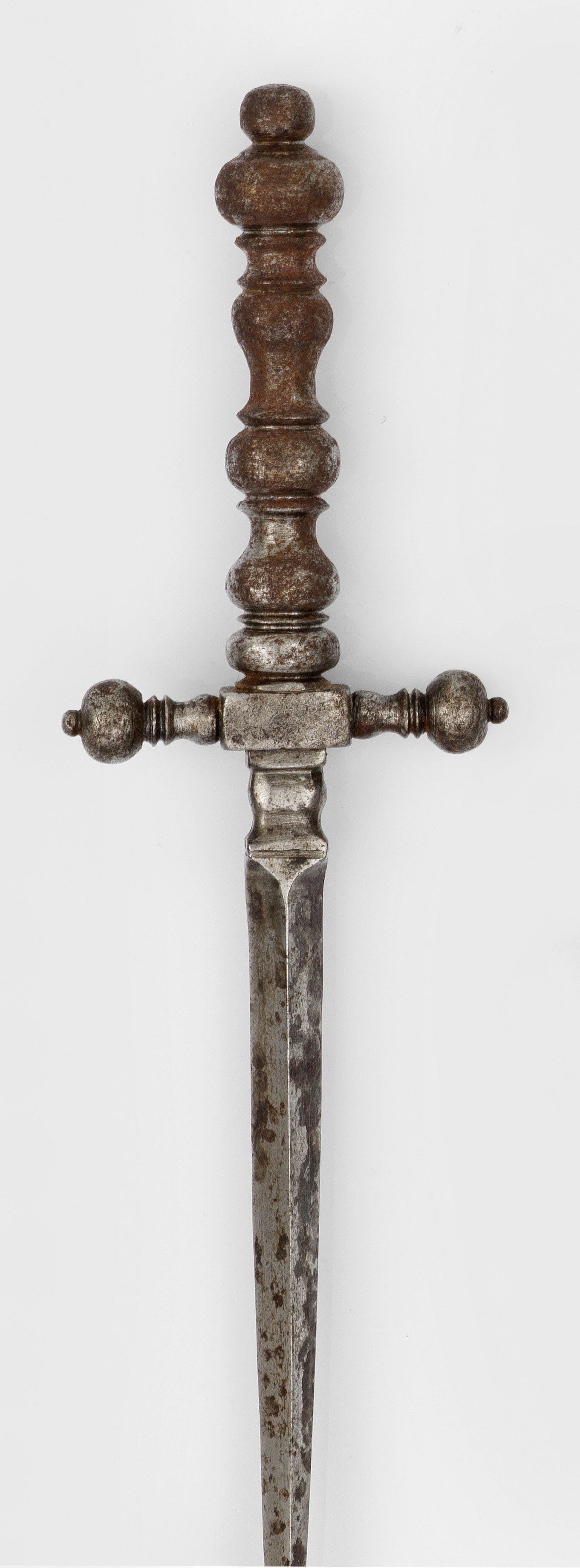 Stiefeldolch: Spitz zulaufende, dreikantige Klinge aus Eisen. In Kugelknäufen endende Parierstange. Griff mit Balustern und Profillinien, ebenfalls in Kugelknauf endend. Minim. korrodiert. L. 24,5 cm. An Italian S