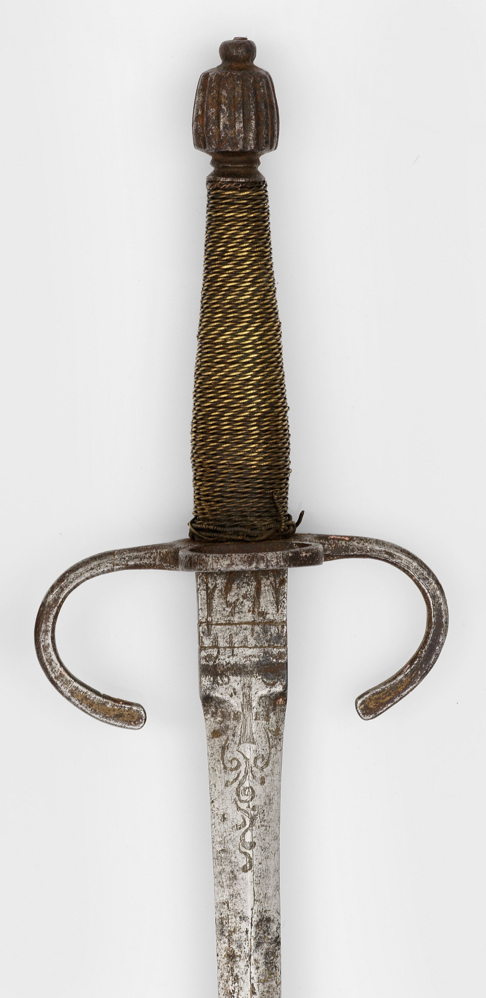 Linkhanddolch mit Inschrift: Schlanke, zweischneidige und spitz zulaufende Klinge mit abgeflachtem Mittelgrat und kräftiger Fehlschärfe. Beidseitig zur Klinge gebogene Parierstange. Konischer, mit Draht umwickelter Griff mit pa