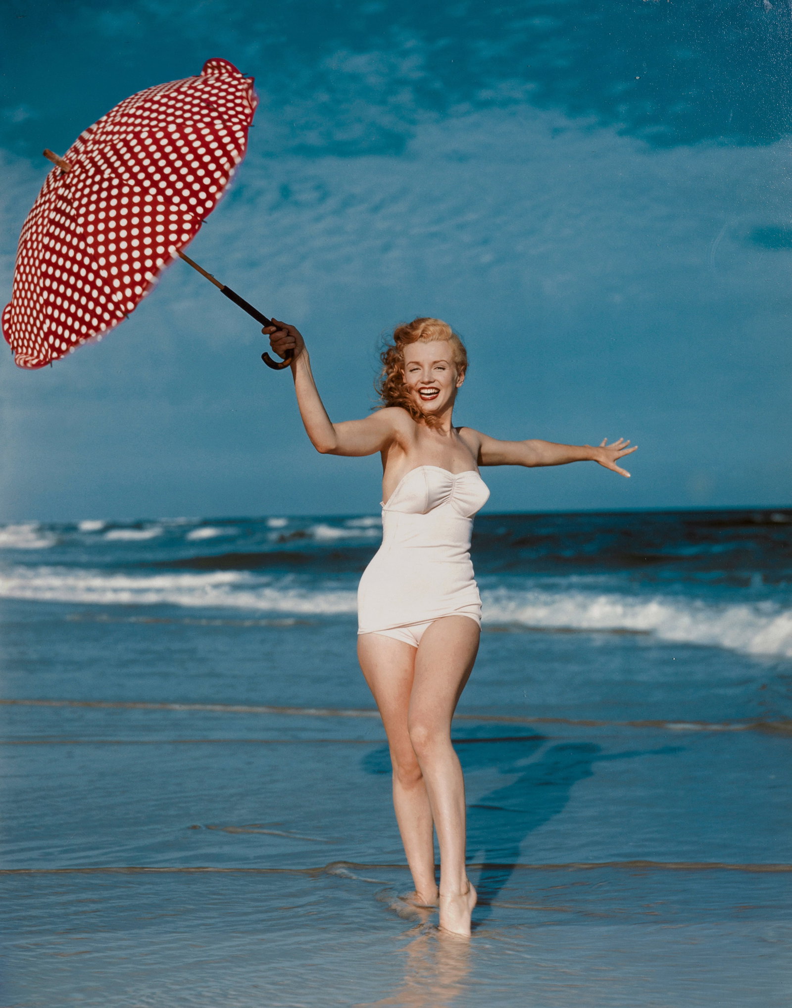 André de Dienes: (1913 Torja - 1985 Hollywood) "Marilyn with umbrella, Tobey Beach (1949)". Originaltitel Pigmentdruck/Fotopapier, 1949/2006. Verso Nachlass- und Editionsstempel, darauf jeweils nummeriert 125/200 und 