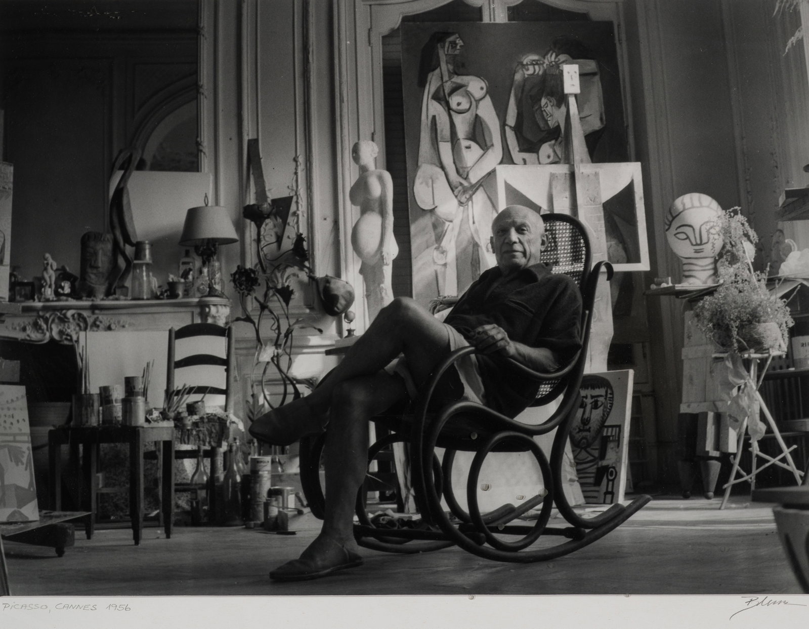 Kurt Blum: (1922 Bern - 2005 ebenda) "Picasso". Originaltitel Silbergelantineabzug. Auf dem Passepartout sign. und bez. "Picasso, Cannes 1956". Verso Fotografenstempel, darauf betitelt, dat. 1956, nummeriert 2/1