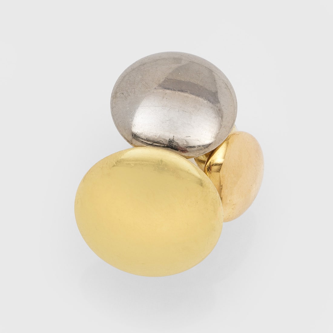 Cocktailring von Cartier-"Tri-Color-Gold Disc": aus den 2000er Jahren Gelb-, Weiß, und Roségold, gest. 750. Ringkopf aus drei unterschiedlich großen, leicht bombierten, dekorativ aufeinander abgestimmte Scheiben. Herstellerzeichen, Ref.-Nr. DJ-4