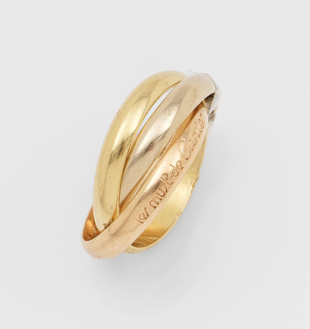Klassischer Trinity-Ring "á trois couleur" von Cartier: Gelb-, Rosé- und Weißgold, gest. 750. Herstellerzeichen. Ges.-Gew. ca. 9,68 g. Ring by Cartier, in three colours, in 18 k gold. Maker's mark.