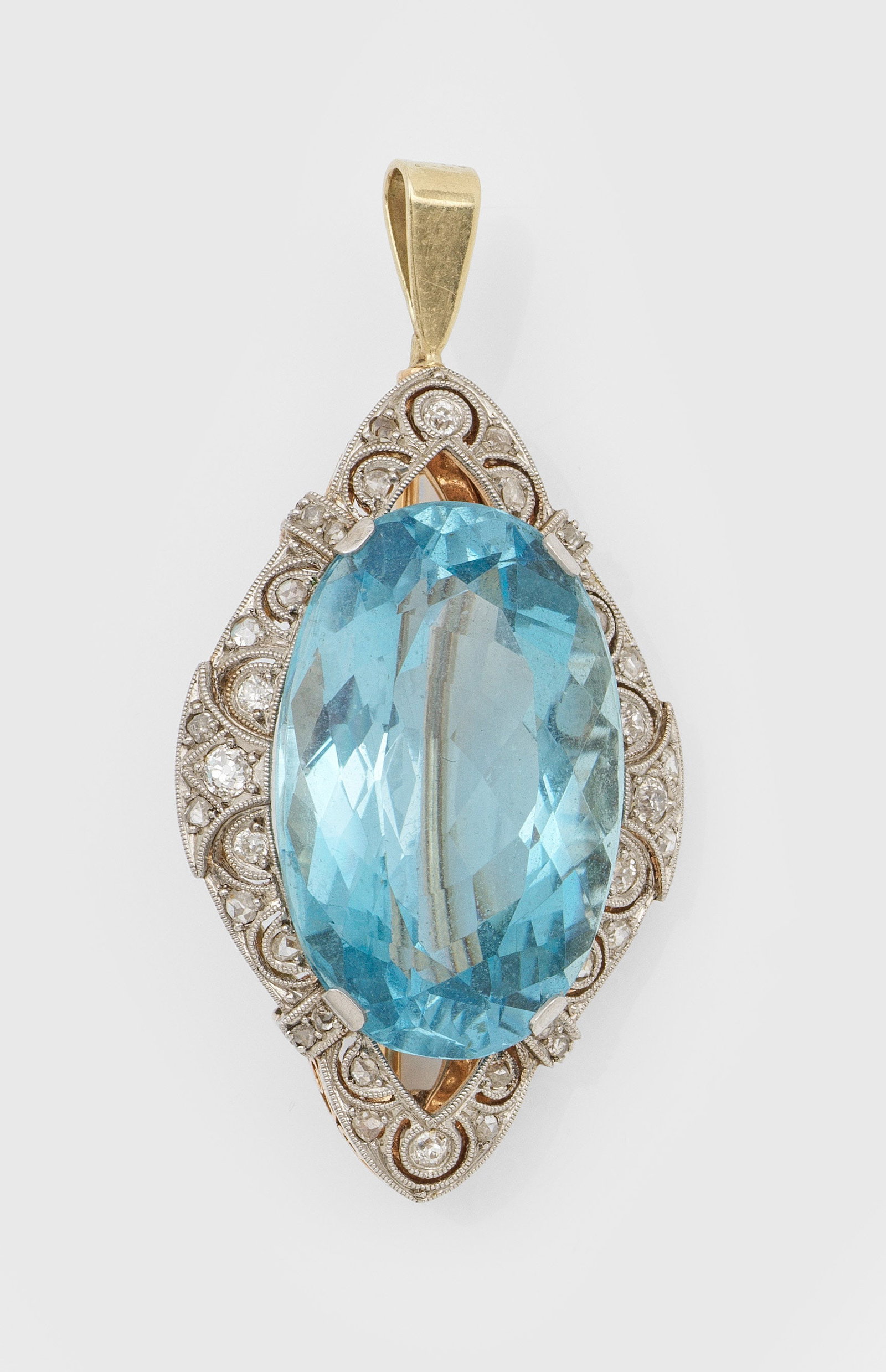 Jugendstil Topas-Anhänger in Ajour: Roségold, 14 ct.; Rautenförmiger Anhänger zentral besetzt mit einem Topas von ca. 25 mm x16 mm, entouriert von kleinen Diamanten. Gew. ca. 14,44 g. Als Brosche tragbar. Pendant set with a blue topa