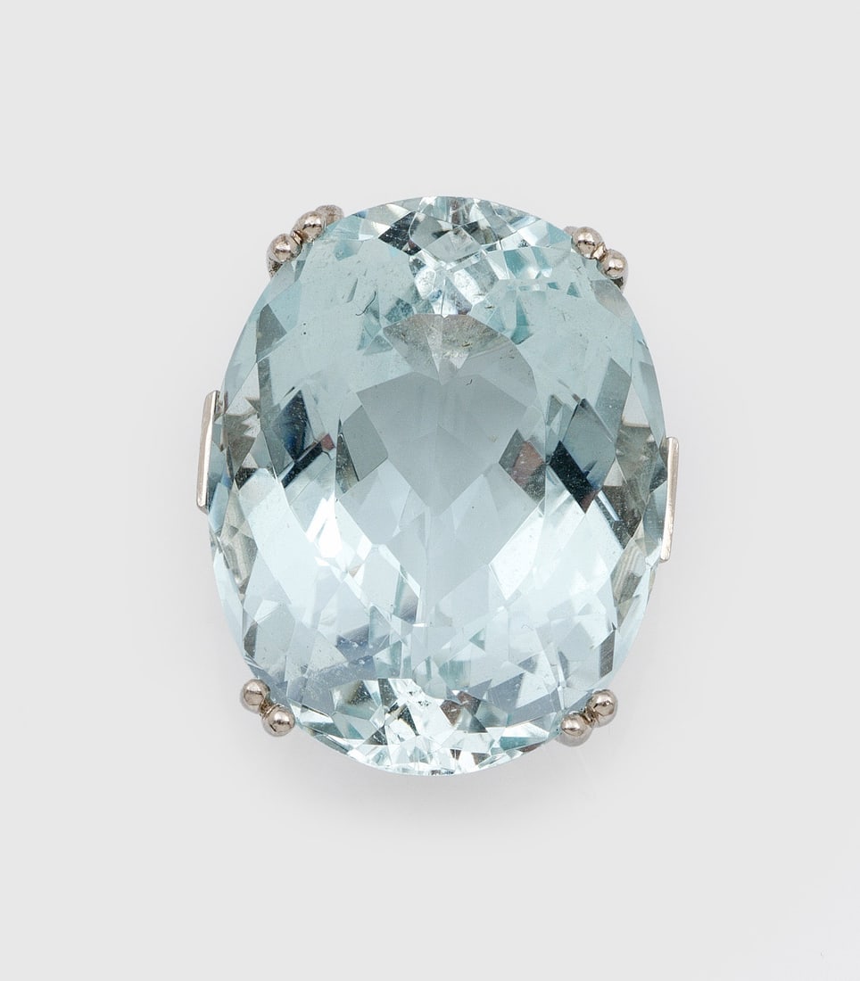 Großer Aquamarin-Anhänger: Weißgold, gest. 585. Zentral besetzt mit einem himmelblauen Aquamarin von ca. 28 x 22 x 12 mm. Gew. ca. 21,72 g. Pendant set with a sky blue aquamarine approx. 28 x 22 x 12 mm, in 14 k white gold.