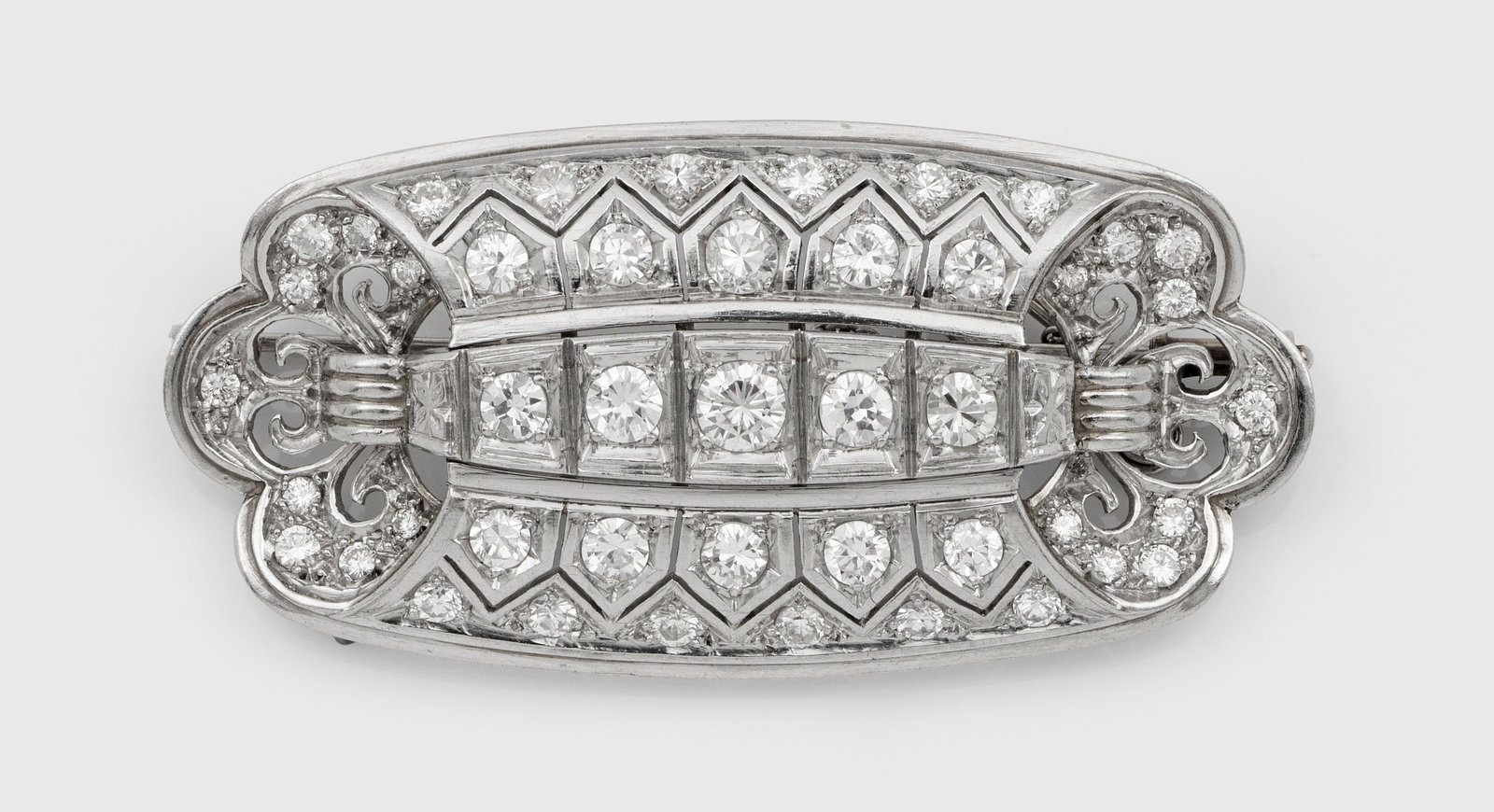 Art Déco Diamant-Brosche: Platin. Schauseitig ausgefasst mit Altschliffdiamanten sowie Diamanten im Übergangsschliff von zus. ca. 2,60 ct. (H/I-J/vs-si); Gew. ca. 18,40 g. Brooch set with diamonds approx. 2,60 ct. (H/I-J/vs-s