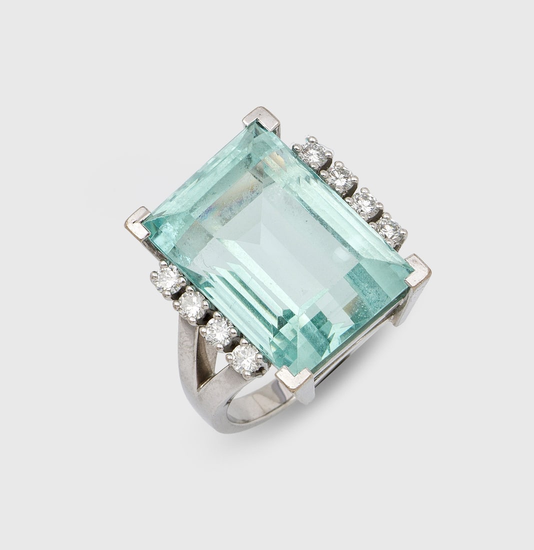 Cocktail-Brillantring mit Aquamarin: Weißgold, gest. 750. Zentral besetzt mit einem himmelblauen Aquamarin von ca. 20 x 15 x 12 mm im Tafelschliff, flankiert von Brillanten von zus. ca. 0,60 ct.; Gew. ca. 14,67 ct. Ring set with a sky b