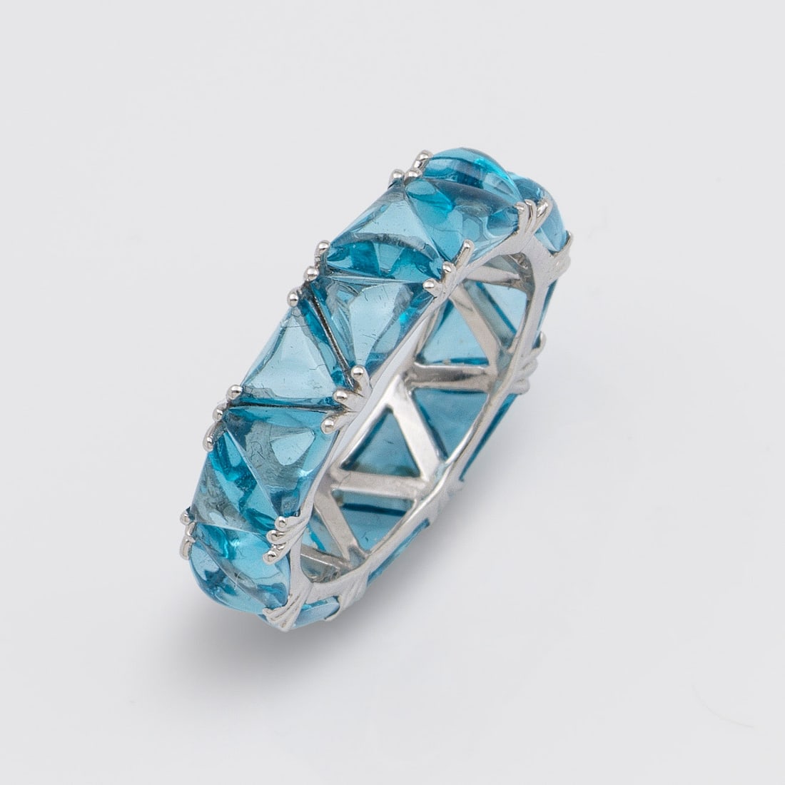 Memory-Topasring: Weißgold, gest. 14 ct.; Umlaufend besetzt mit London Blue-Topasen von zus. ca. 7,91 ct. im Cabochonschliff. Gew. ca. 4,17 g. Memory ring set with London blue topazes approx. 7,91 ct., in 14 k white g