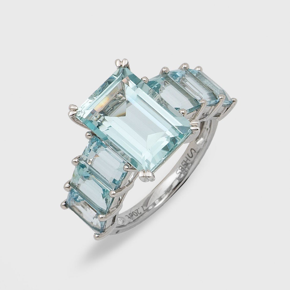 Klassischer Aquamarinring: Weißgold, gest. 14 ct.; Zentral besetzt mit einem eisblauen Aquamarin von ca. 4,15 ct. im Tafelschliff, flankiert von korrespondierenden Aquamarinen von zus. ca. 3,05 ct.; Gew. ca. 4,62 g. Ring set w