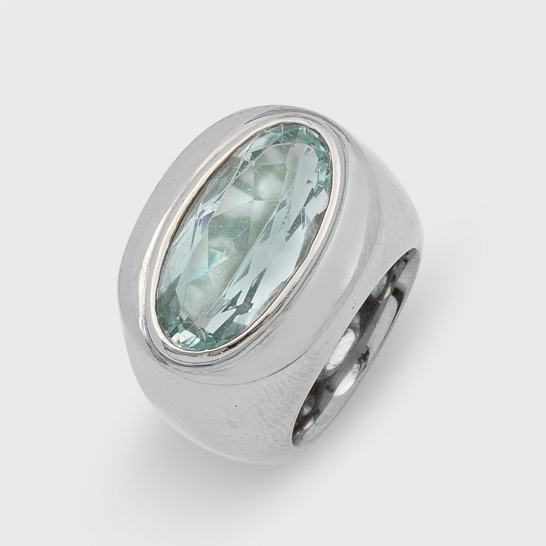Moderner Cocktailring mit Aquamarin: Weißgold, gest. 750. Zentral besetzt mit einem eisblauen Aquamarin von ca. 20 mm x 10 mm x 6,7 mm im Ovalschliff. Gew. ca. 30,52 g. Sehr schöne, schwere Goldschmiedeausführung. Ring set with an ice