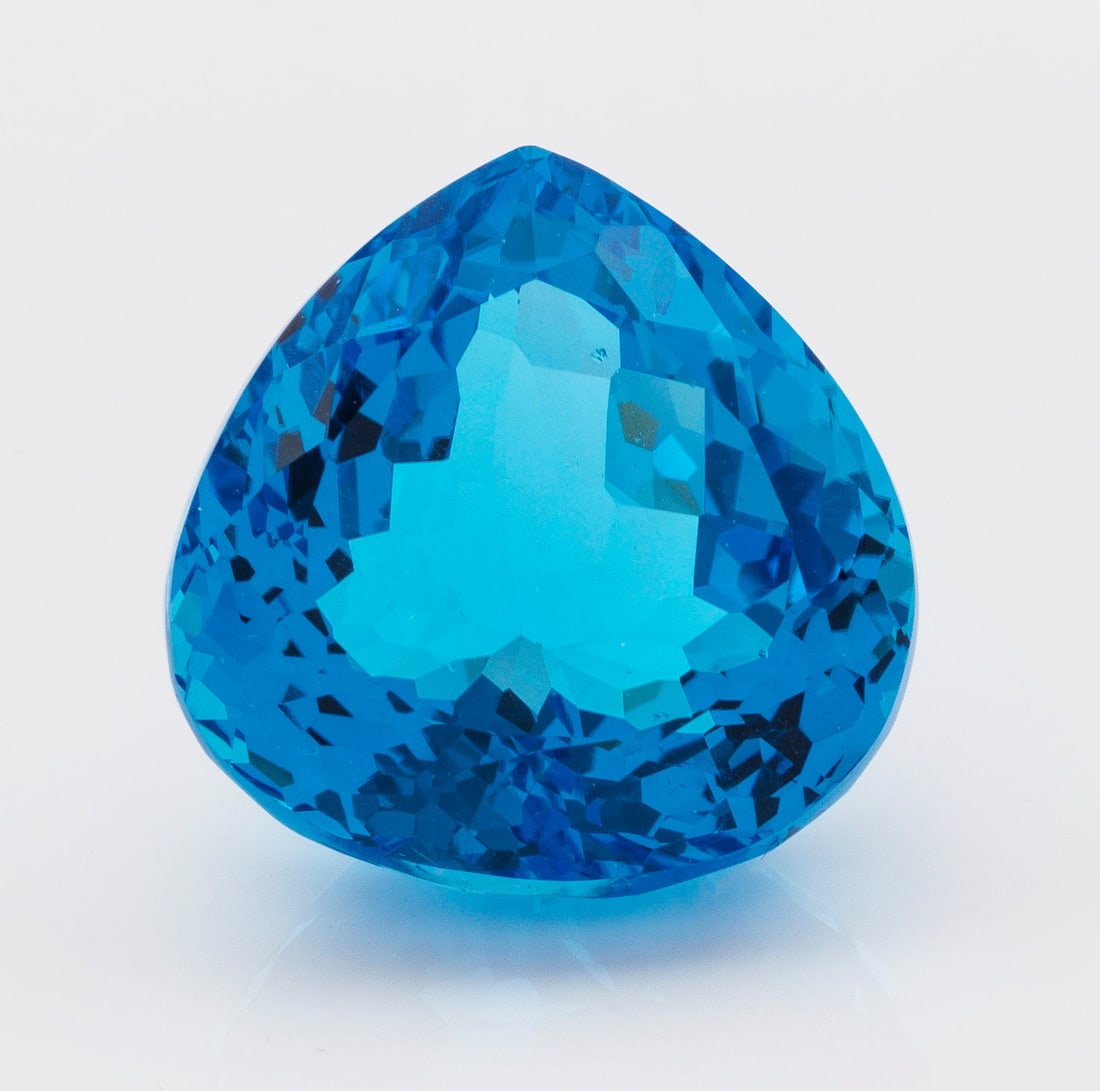 Großer Topas: Ungefasst. Leuchtender Swiss blue-Topas im Tropfenschliff von ca. 65,70 ct.; Gew. ca, 9,63 g. Swiss blue topaz of approx. 65,70 ct.