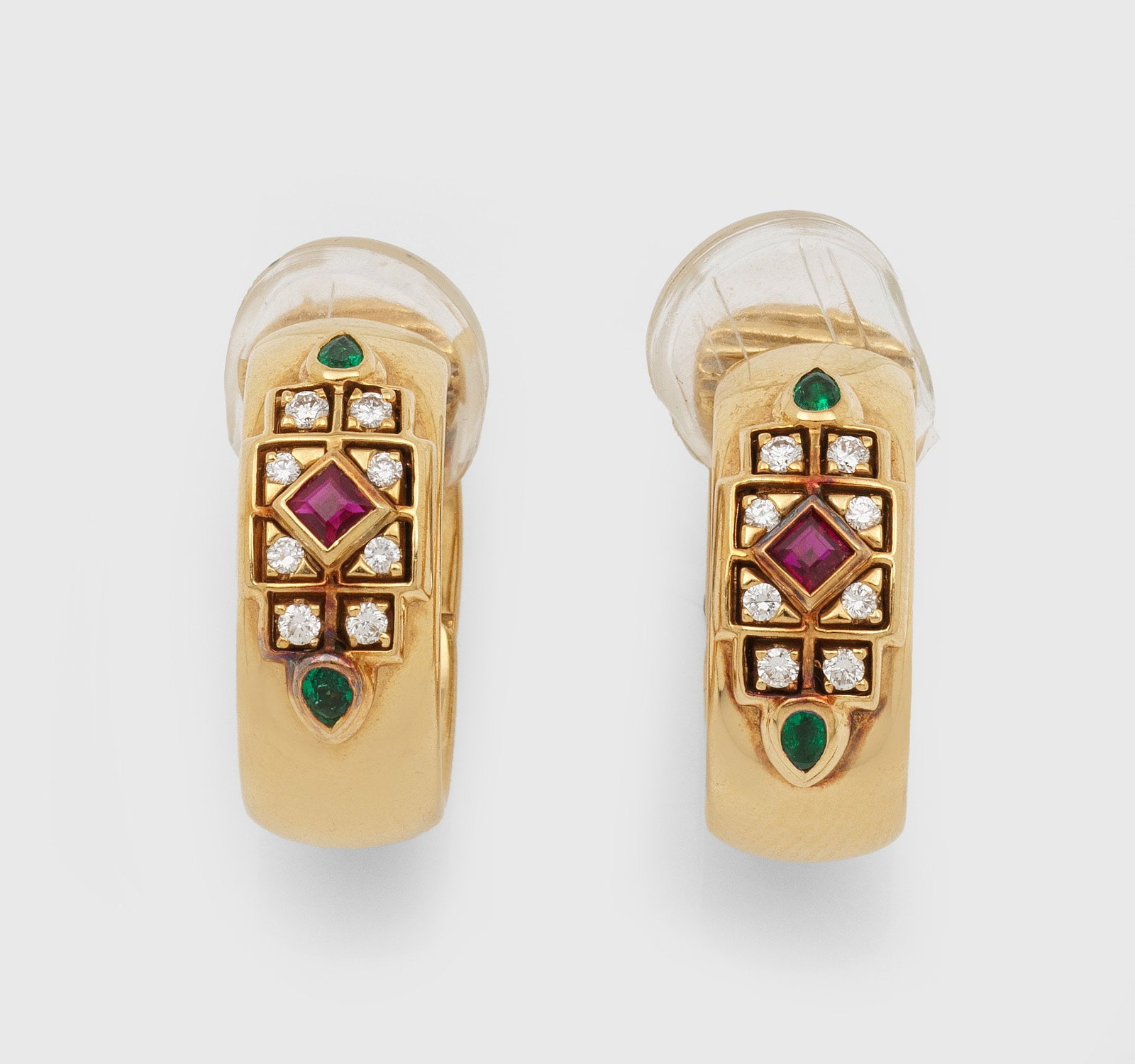 Paar Multicolor-Ohrclips von Cartier-"Saint Petersbourg": von 1994 Gelbgold, gest. 750. Schauseitig mosaikartig besetzt mit Rubinen und Smaragden von zus. ca. 0,60 ct., unterteilt durch Brillanten von zus. ca. 0,40 ct. (F-G/vvs). Herstellerzeichen, Ref.-Nr. 