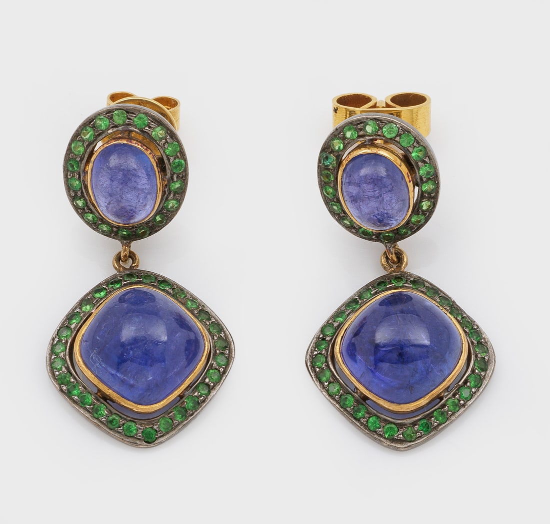 Paar klassische Tsavorit-Ohrgehänge: Gelbgold, gest. 18 ct. und Silber. Schauseitig besetzt mit blauvioletten Tansanit-Cabochons, entouriert von apfelgrünen Granaten. Ges.-Gew. ca. 9,74 g. Pair of earrings set with blue violet tansanits