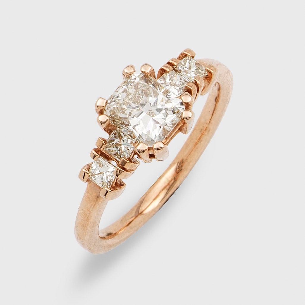Hochfeiner Diamantsolitär-Ring: Roségold, gest. 750. Zentral besetzt mit Diamanten von ca. 1,10 ct. (H/vs) im Princesscut, flankiert von Brillanten von zus. ca. 0,40 ct.; Gew. ca. 4,57 g. Ring set with diamond approx. 1,10 ct. (H/v