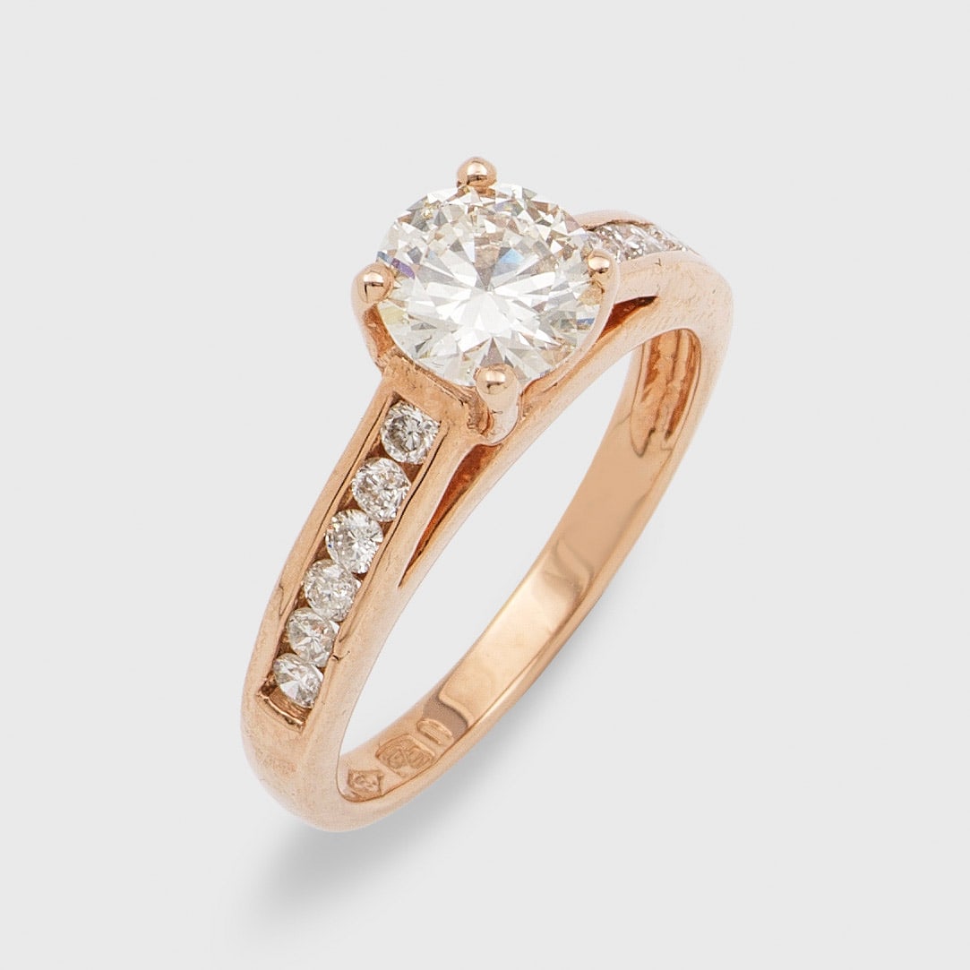 Klassischer Brillantsolitär-Ring: Roségold, gest. 750. Zentral besetzt mit Brillanten von ca. 1,05 ct. (G/vs), flankiert von Brillanten von zus. ca. 0,45 ct.; Gew. ca. 4,47 g. Ring set with a diamond solitaire approx. 1,05 ct. (G/vs)