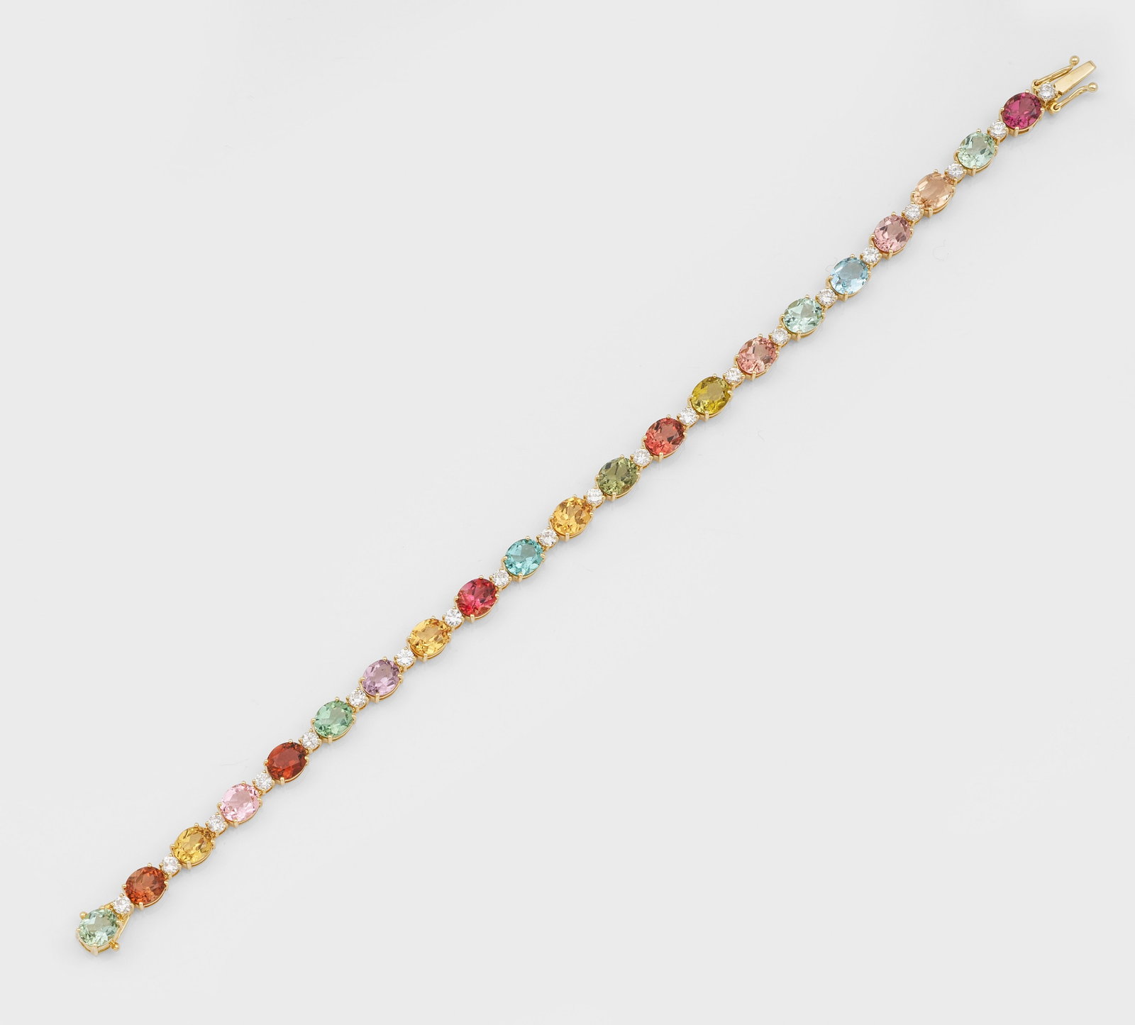 Harlekin-Tourmalin-Brillant-Armband: Gelbgold, gest. 750. Schauseitig linear besetzt mit Tourmalinen in den Farben Rosa, Blau, Lemon, Flieder und Erbsengrün von zus. ca. 12,67 ct., unterteilt durch Brillanten von zus. 1,80 ct. (G/vsi). 