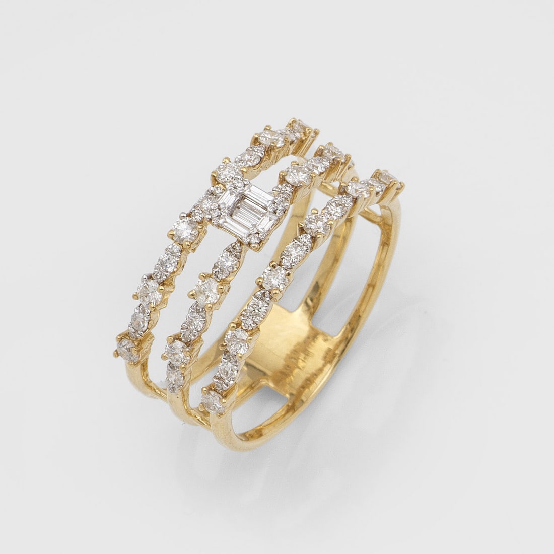 Feiner Diamantring in Ajour: Gelbgold, teilw. mit Weißgold verbödet. Linear besetzt mit Brillanten und Diamantbaguettes von zus. ca. 0,70 ct. (G/si). Gew. ca. 4,34 g. Ring set with diamonds approx. 0,70 ct. (G/si), in 18 k whit