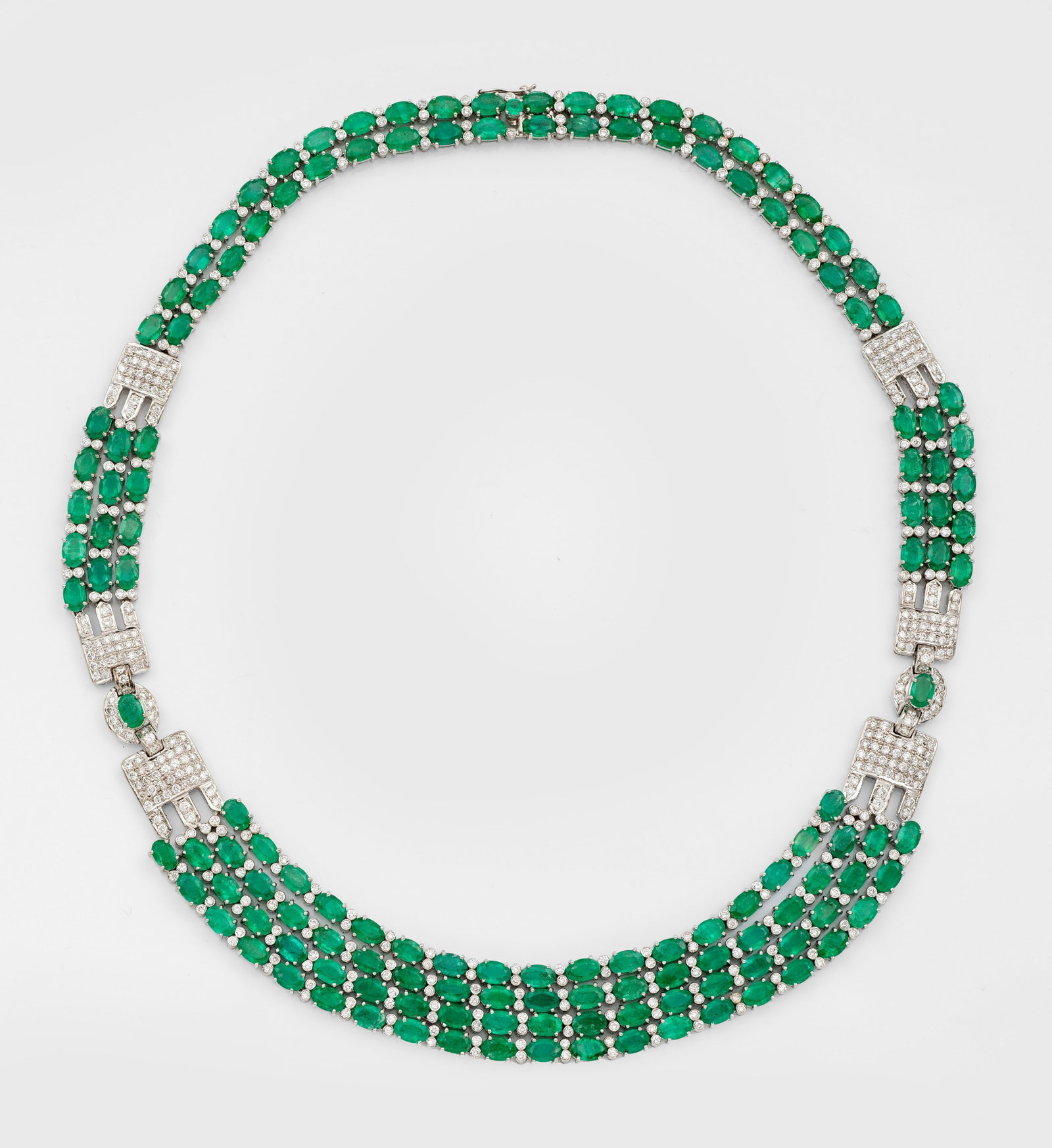 Smaragd-Brillant-Collier im traditionellen Juwelenstil: Weißgold, gest. 750. Schauseitig besetzt mit leuchtendgrünen Smaragden von zus. ca. 62,09 ct., akzentuiert mit Brillanten zus. ca. 8,23 ct. (G-H/vs-si). Ges. Gew. ca. 61,05 g. Necklace set with emer