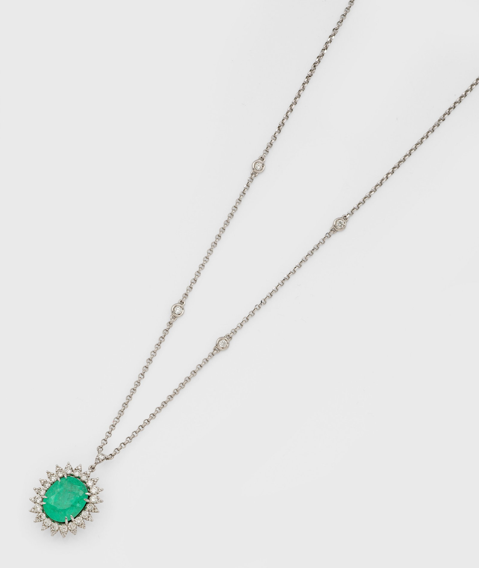 Klassischer Anhänger mit Paraiba-Tourmalin: Weißgold, gest. 750. Zentral besetzt mit einem Blue Greenish Paraiba-Tourmalin von ca. 5,13 ct, im Ovalschliff, entouriert von Brillanten von zus. ca. 0,87 ct., an feiner Gliederkette. Ges.-Gew. ca. 