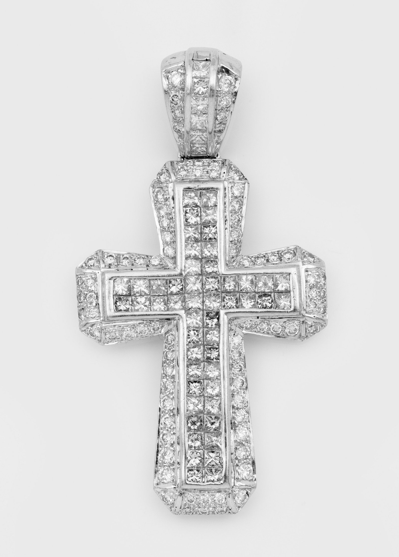 Großer Diamant-Kreuzanhänger: Weißgold, gest. 18 ct.; Schauseitig ausgefasst mit Brillanten und Diamanten im Princesscut von zus. ca. 5,00 ct. (H/si). Gew. ca. 12,32 g. Cross pendant set with diamonds approx. 5,00 ct. (H/si), in 