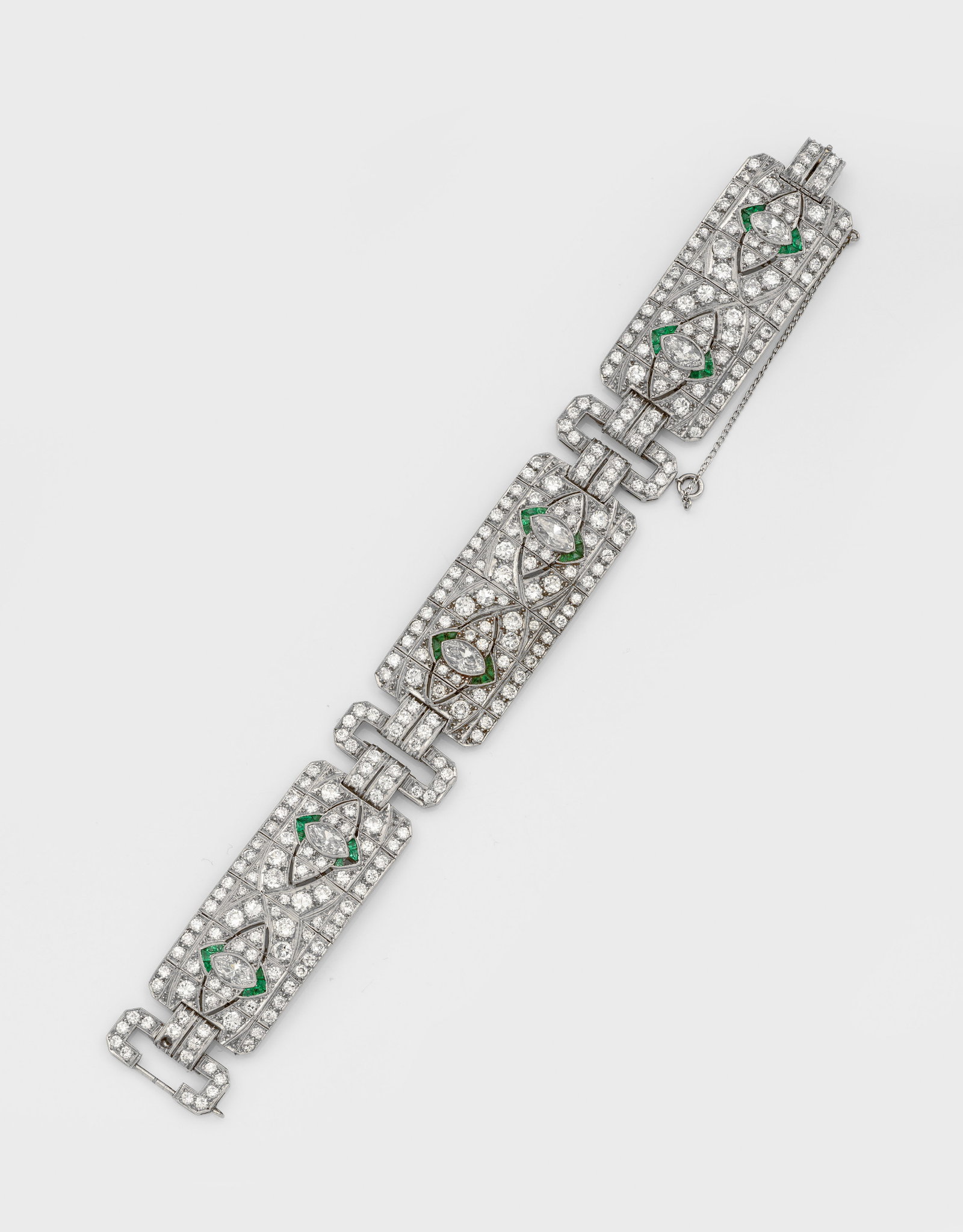 Art Déco Smaragd-Diamant-Armband: Platin. Schauseitig ausgefasst mit Altschliffdiamanten und Diamant-Navetten von zus. ca. 6,00 ct., umzogen von feinen Millgriffbändern. Gew. ca. 33,78 g. Bracelet set with emeralds and diamonds appro