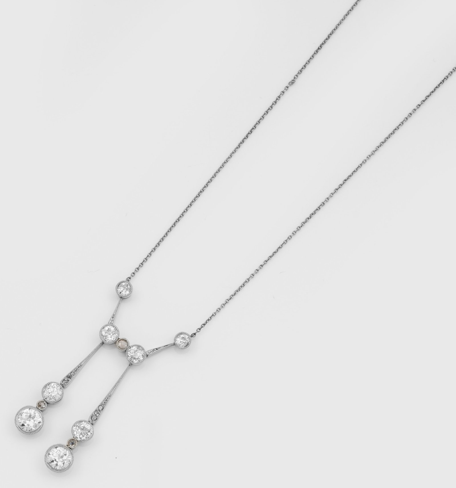 Jugendstil Lavalier-Collier mit Diamanten: Gelbgold, 14 ct. und Silber. Schauseitig besetzt mit Altschliffdiamanten von zus. ca. 2,60 ct., umzogen von feinen Millgriffbändern. Gew. ca. 5,64 g. Necklace set with diamonds approx. 2,60 ct., in 1