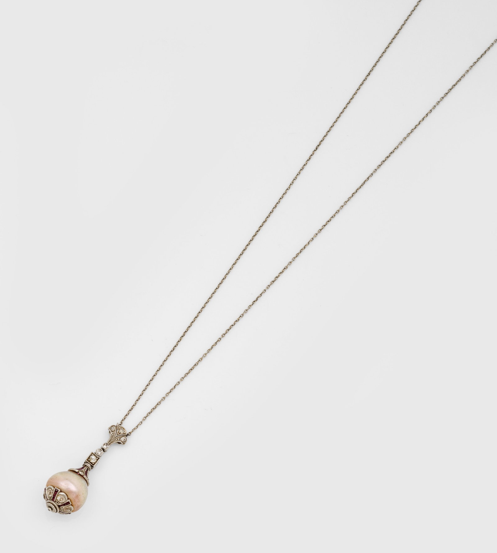 Jugendstil-Orient-Perl-Anhänger: Platin. Balusterförmiger Anhänger besetzt mit einer Slightly Brownish Grey-Orientperle von sehr farbintensivem, rosé-grün changierendem Lüster, akzentuiert durch Altschliffdiamanten und taubenblu
