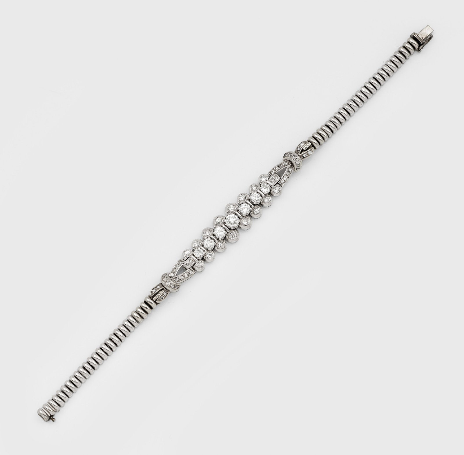 Diamant-Armband aus den 1940er Jahren: Weißgold, gest. 750/585. Bombiertes Gliederarmband, zentral besetzt mit Brillanten und teilw. Altschliffdiamanten, von zus. ca. 2,80 ct. (H-I/vs-si). Meister Marke "LB". L. ca. 44 cm bzw. als Armband