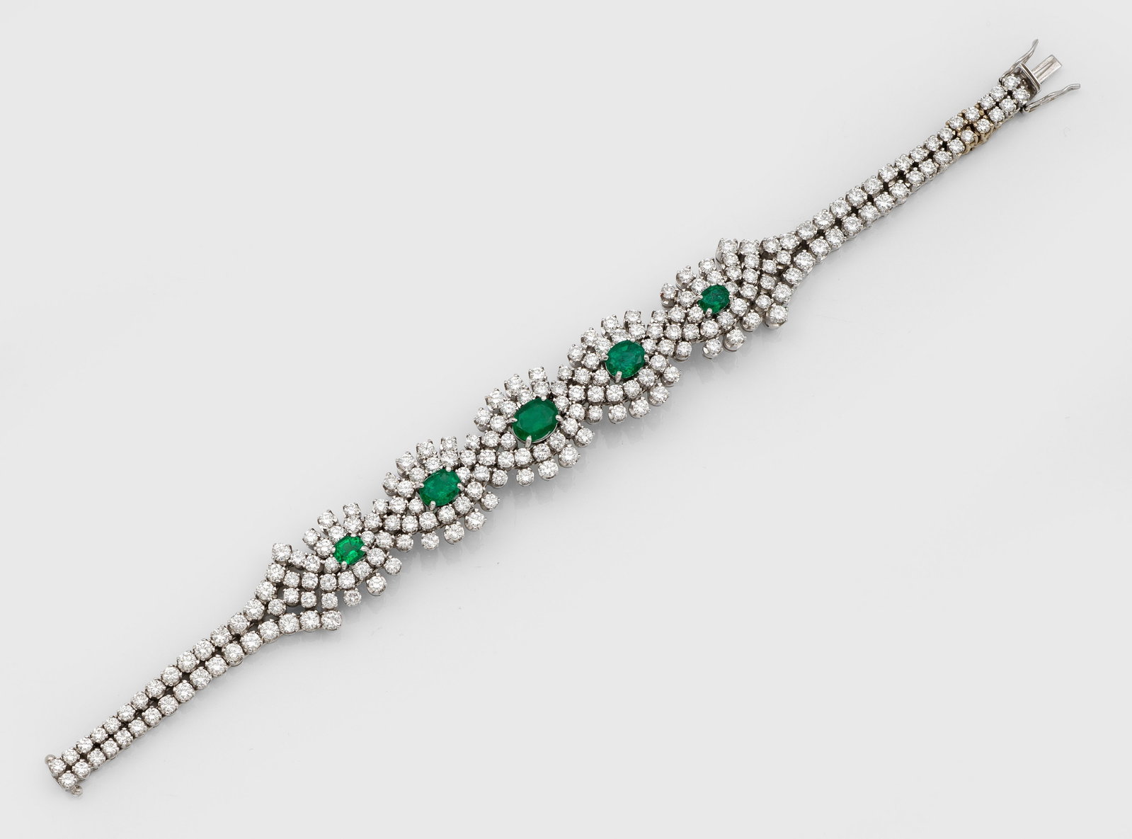 Smaragd-Brillant-Armband im traditionellen Juwelenstil: Weißgold, gest. 750. Schauseitig besetzt mit leuchtendgrünen Smaragden von zus. 2,00 ct., ausgefasst mit Brillanten von zus. ca. 9,00 ct. (F-G/vs). Gew. ca. 41,61 g. Bracelet set with emeralds appro