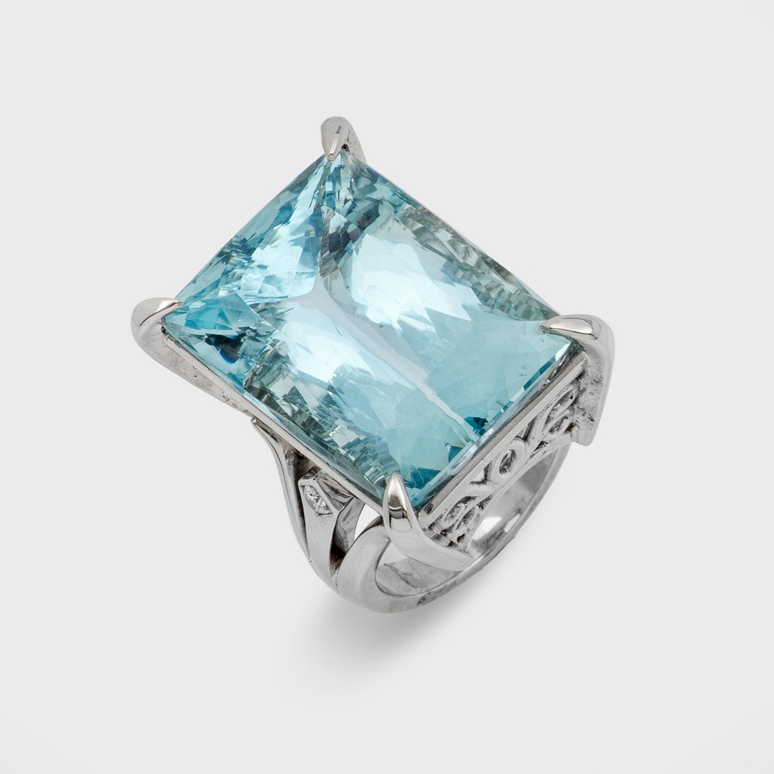 Hochkarätiger Aquamarinring: Gelbgold, gest. 14 ct.; Zentral besetzt mit einem himmelblauen Aquamarin von ca. 38 ct. im Tafelschliff. Gew. ca. 22,79 g. Ring set with a sky blue aquamarine approx. 38 ct., in 14 k gold.