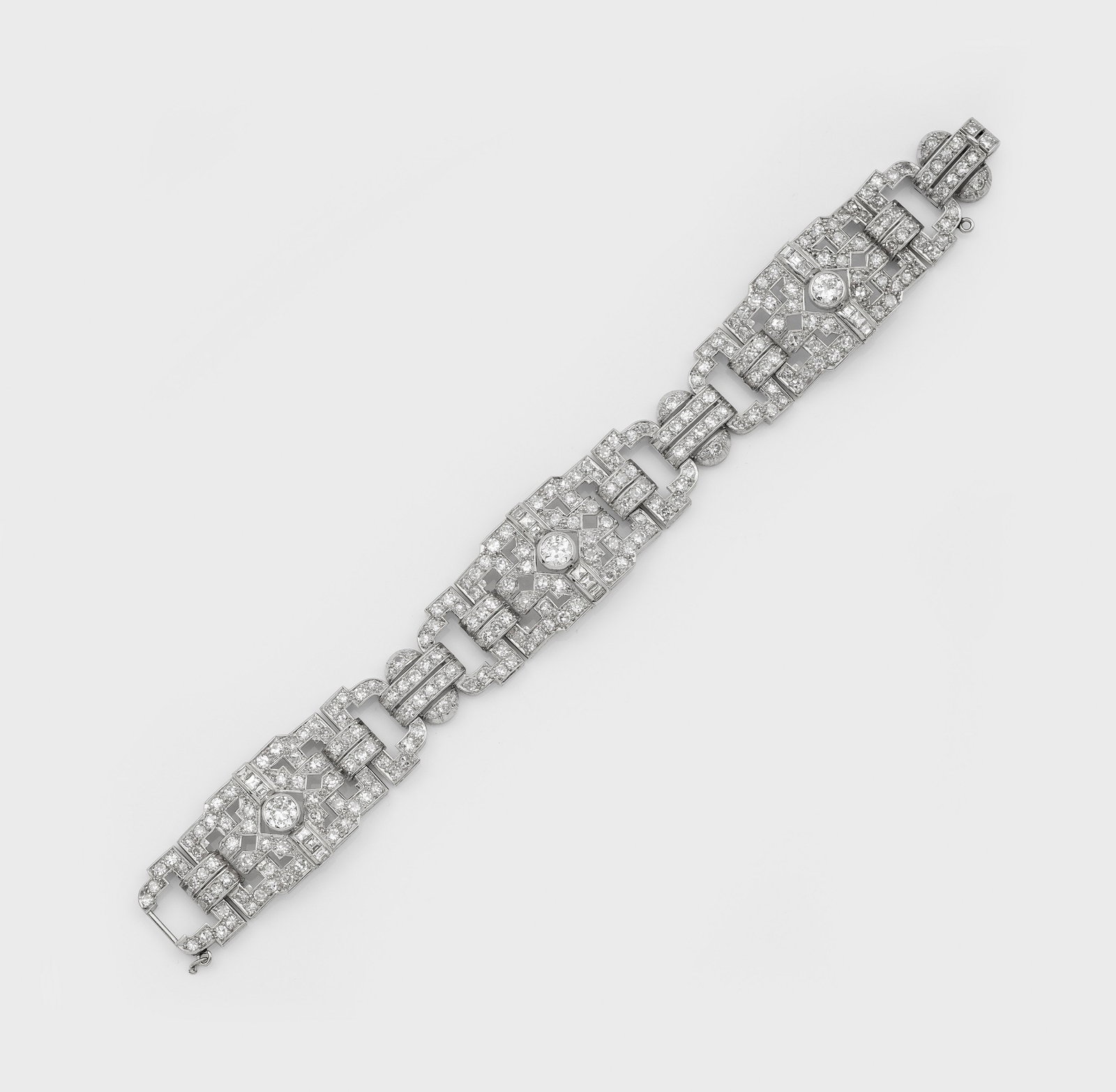 Glamouröses Art Déco-Diamantarmband: Platin. Schauseitig besetzt mit Altschliffdiamanten von zus. ca. 15 ct.; Feine, geometrisch ausgeführte Goldschmiedearbeit. Gew. ca. 46,82 g. Bracelet set with diamonds approx. 15 ct., in platinum.