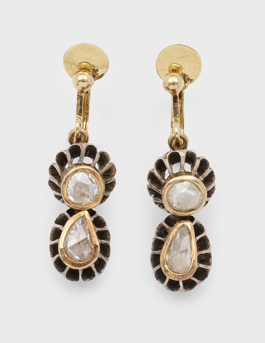 Paar Belle Epoque Diamant-Ohrringe: Gelbgold, gest. 585 und Silber. Schauseitig besetzt mit Diamantrosen von zus. ca. 1,00 ct., in sog. Kronenfassung. Ges.-Gew. ca. 9,05 g. Pair of earrings set with diamonds approx. 1,00 ct., in 14 k go