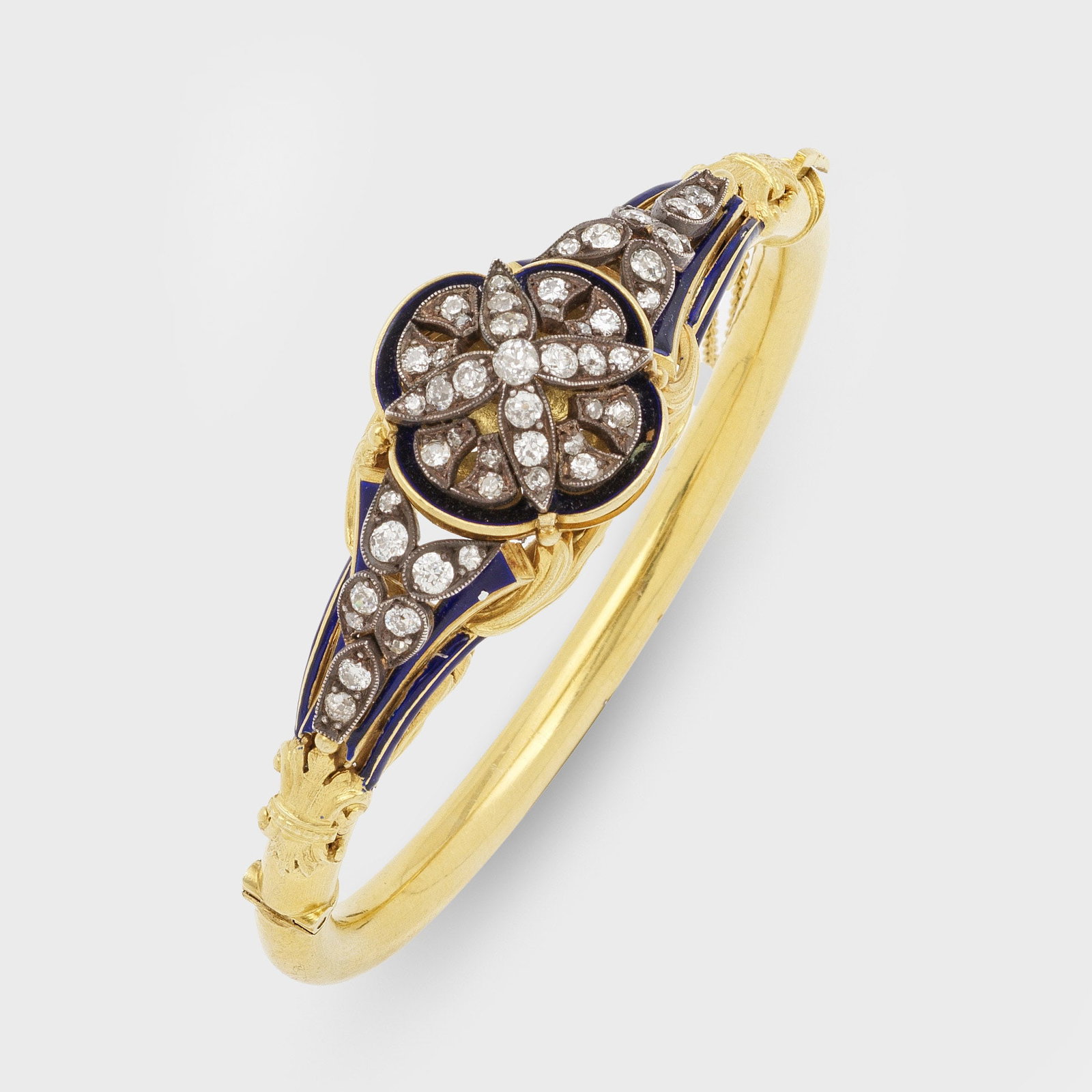 Viktorianischer Diamant-Armreif: Gelbgold, gest. 750, teilw. royalblau emailliert. Scharnierreif, mittig vierpassige Blütenrosette, korrespondierend flankiert und von plastischem Blattwerk geschmückt, besetzt mit Diamantrosen von z