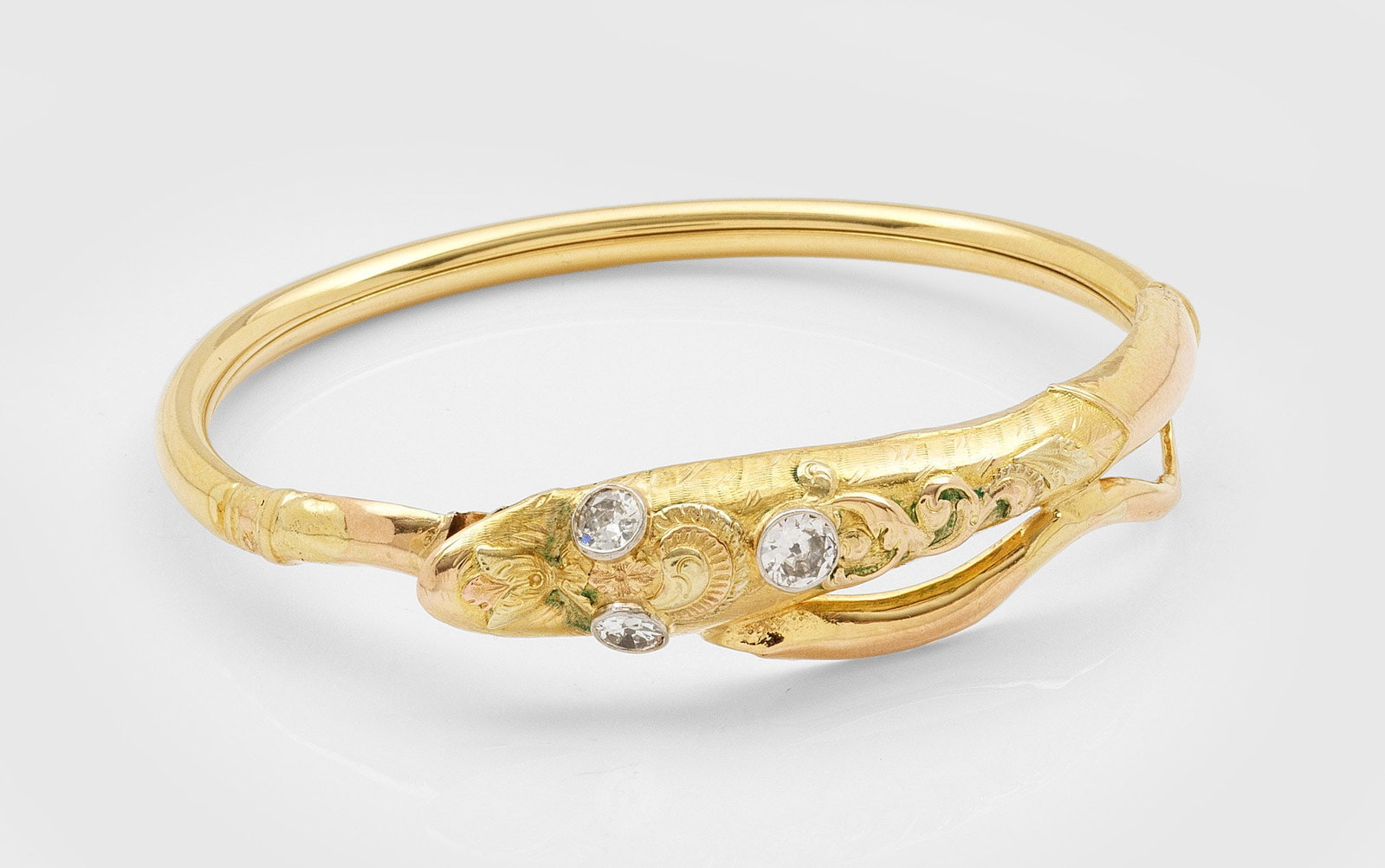 Viktorianischer Schlangenarmreif mit Diamanten: Gelbgold, 14 ct.; Armreif in plastisch gestaltetem Schlangenkopf endend, besetzt mit 3 Altschliffdiamanten von zus. ca. 1,50 ct.; Gew. ca. 15,76 g. Victorian snake bracelet set with 3 diamonds approx.