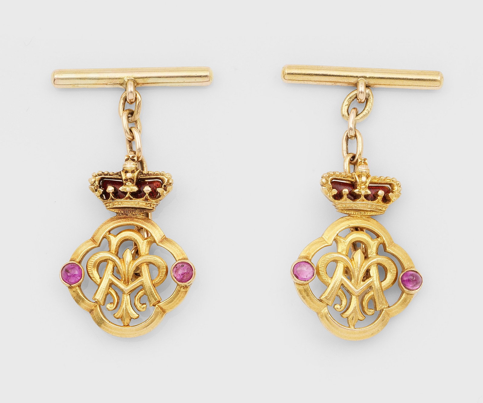 Paar kaiserliche Manchettenknöpfe: Roségold, gest. 585. In Ajour gearbeitete, vierpassige Reserve mit Ligatur-Monogram A.-V., akzentuiert durch taubenblutrote Rubincabochons. Ges.-Gew. ca. 8,18 g. Geschenk der Kaiserin Auguste Viktori