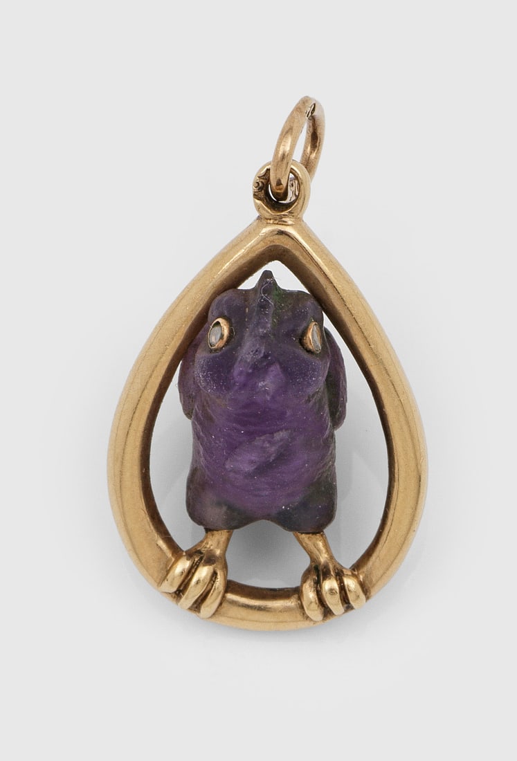 Amethyst-Vogel-Anhänger von Feodor Afanasiev: für Carl Fabergé. Russland, 1870-1927 Gelbgold, gest. 56 (584). Kleines, fein geschnittenes Küken aus Amethyst auf einer Schaukel, die Augen mit Diamanten besetzt. Herstellerzeichen. Gew. ca. 5,00